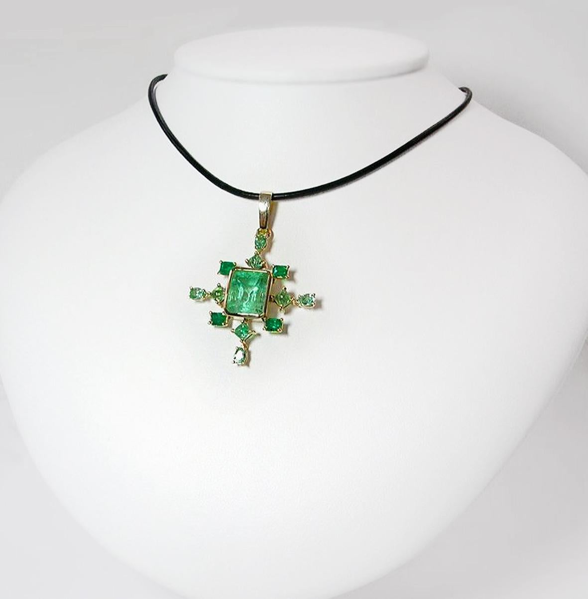 This amazing 7.40ct antique-style cluster drop pendant, is made of 14K yellow gold. The center feature a natural 5.0ct 100% natural Colombian emerald, light green color. This beautiful emerald is surrounded with 12 Sparkling emeralds weighing 2.4ct.