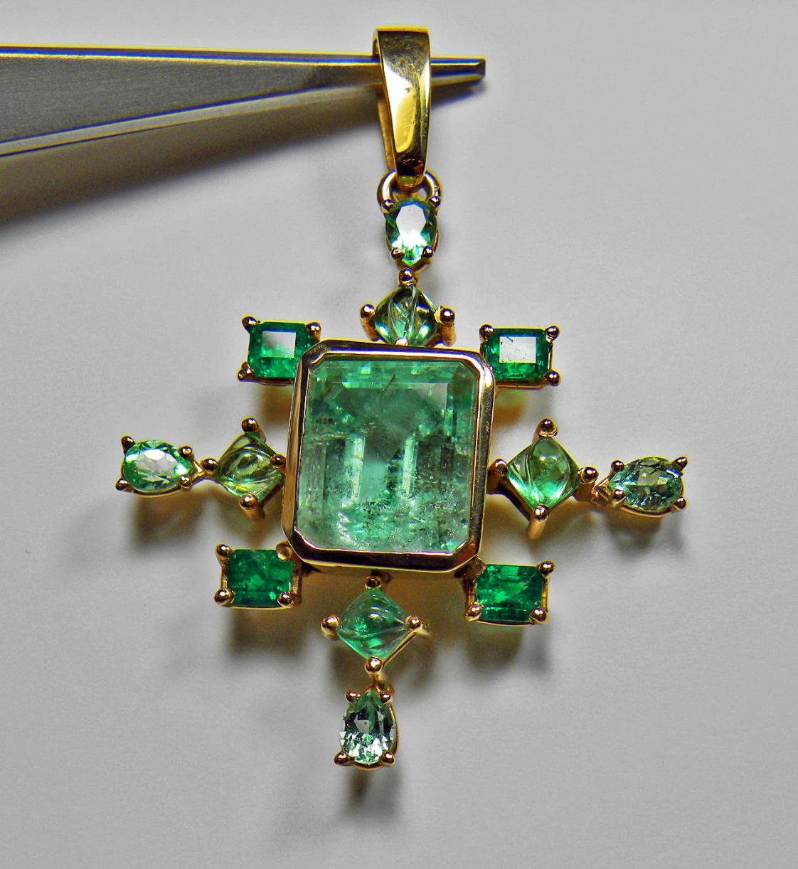 Colgante Gota Esmeralda Colombiana Natural 7,40 Quilates Oro 14K en venta 2