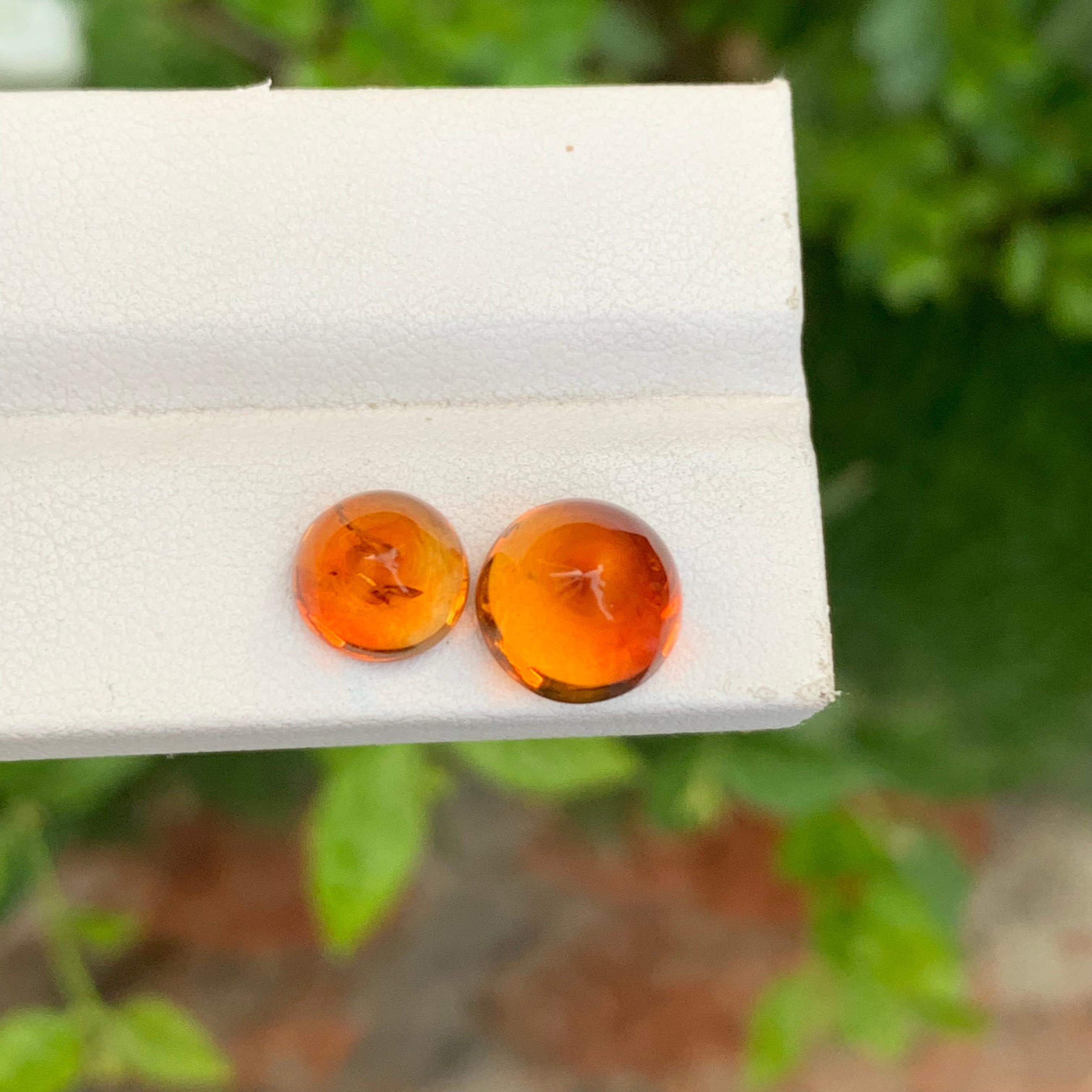 Loser Dualer Zuckerhut-Madeira-Citrin-Cabochon 

Gewicht: 7,40 Karat
Abmessungen: 10 x 10 x 7,7 mm und 8,5 x 8,5 x 6 mm
Farbe: Orange
Die Form: Rund 
Zertifikat: Auf Anfrage

Der Madeira-Citrin, ein Edelstein, der nach den reichen und warmen