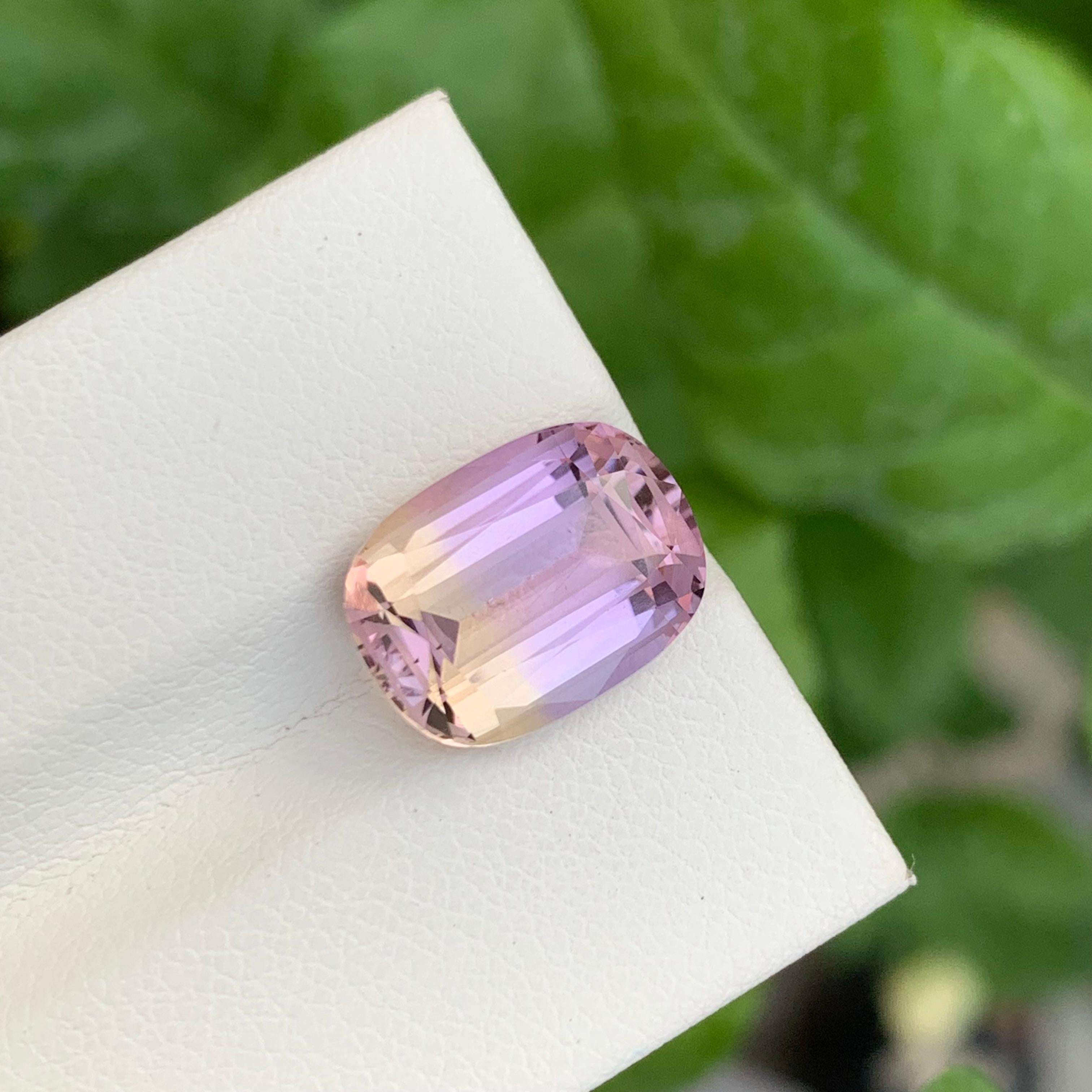 Amétrine à facettes
Poids : 7,40 carats
Dimension ; 13.9 x 10.4 x 8.1 Mm
Origine : Brésil
Couleur : violet et jaune
Forme : Ovale 
Traitement : Non
Certificat : Sur demande
.
L'amétrine est une pierre précieuse unique et captivante qui présente un