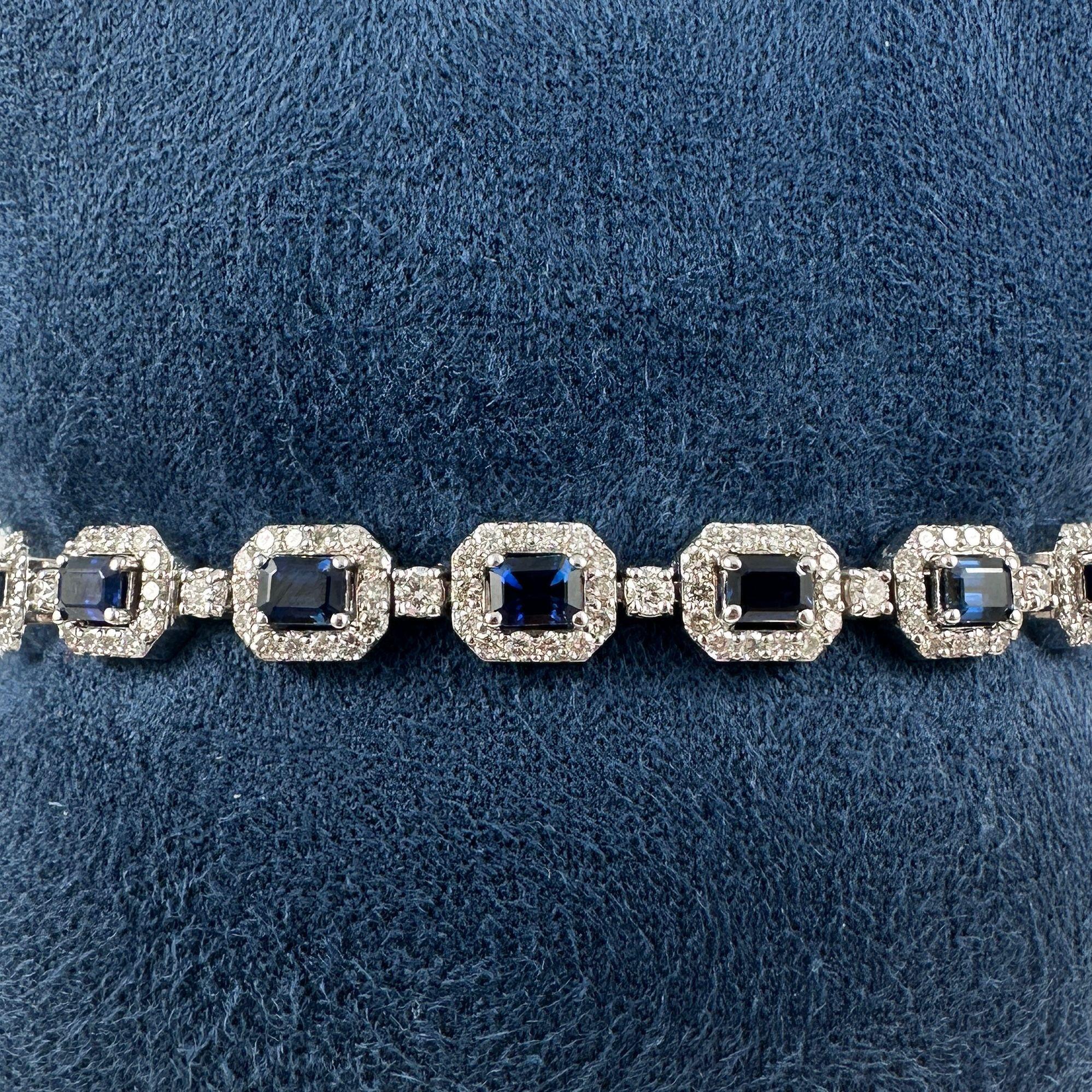 Eleganza e brillantezza senza tempo, questo braccialetto di moda è una dichiarazione di eleganza abbagliante. Realizzato meticolosamente in ricco oro bianco 18 carati, il pezzo presenta 17 zaffiri taglio smeraldo (colore GH, purezza VS) che