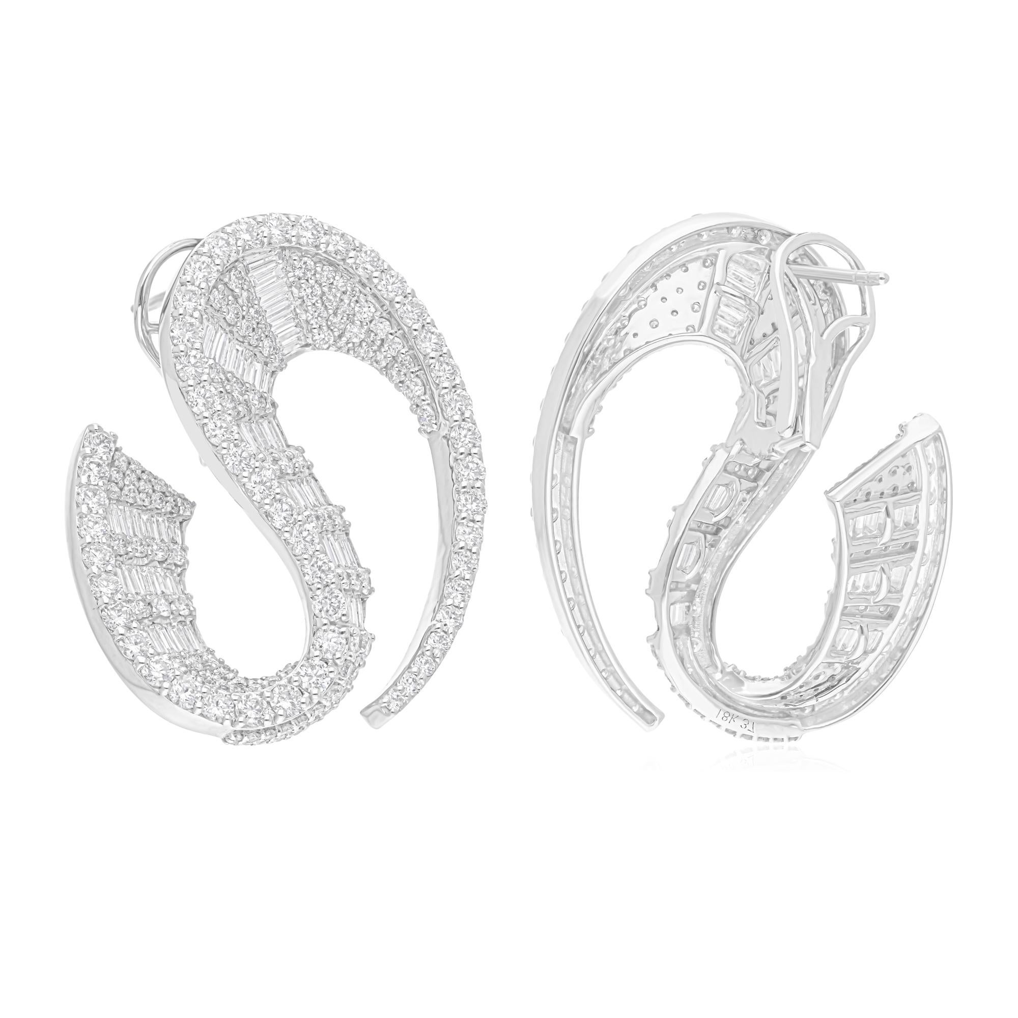 Diese exquisiten Ohrringe sind aus 18-karätigem Gold gegossen und mit funkelnden Diamanten von 7,40 Karat besetzt.

FOLLOW SPECTRUM JEWELS Storefront, um die neueste Collection'S und exklusive Stücke zu sehen. Spectrum Jewels ist stolz darauf, ein