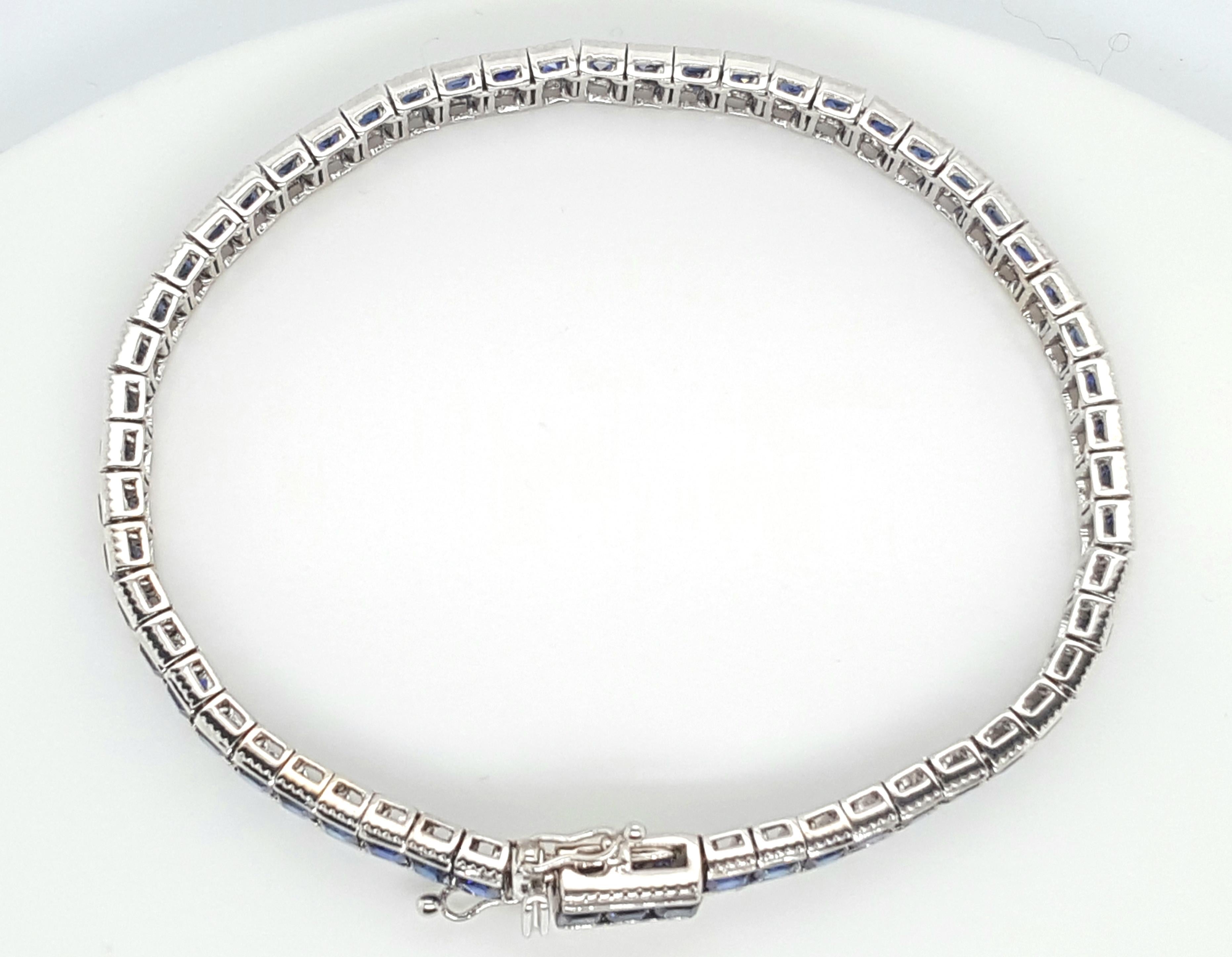 7,40 Karat Quadratischer Stufenschliff Blauer Saphir 18 Karat Weißgold Tennisarmband im Zustand „Hervorragend“ im Angebot in Addison, TX