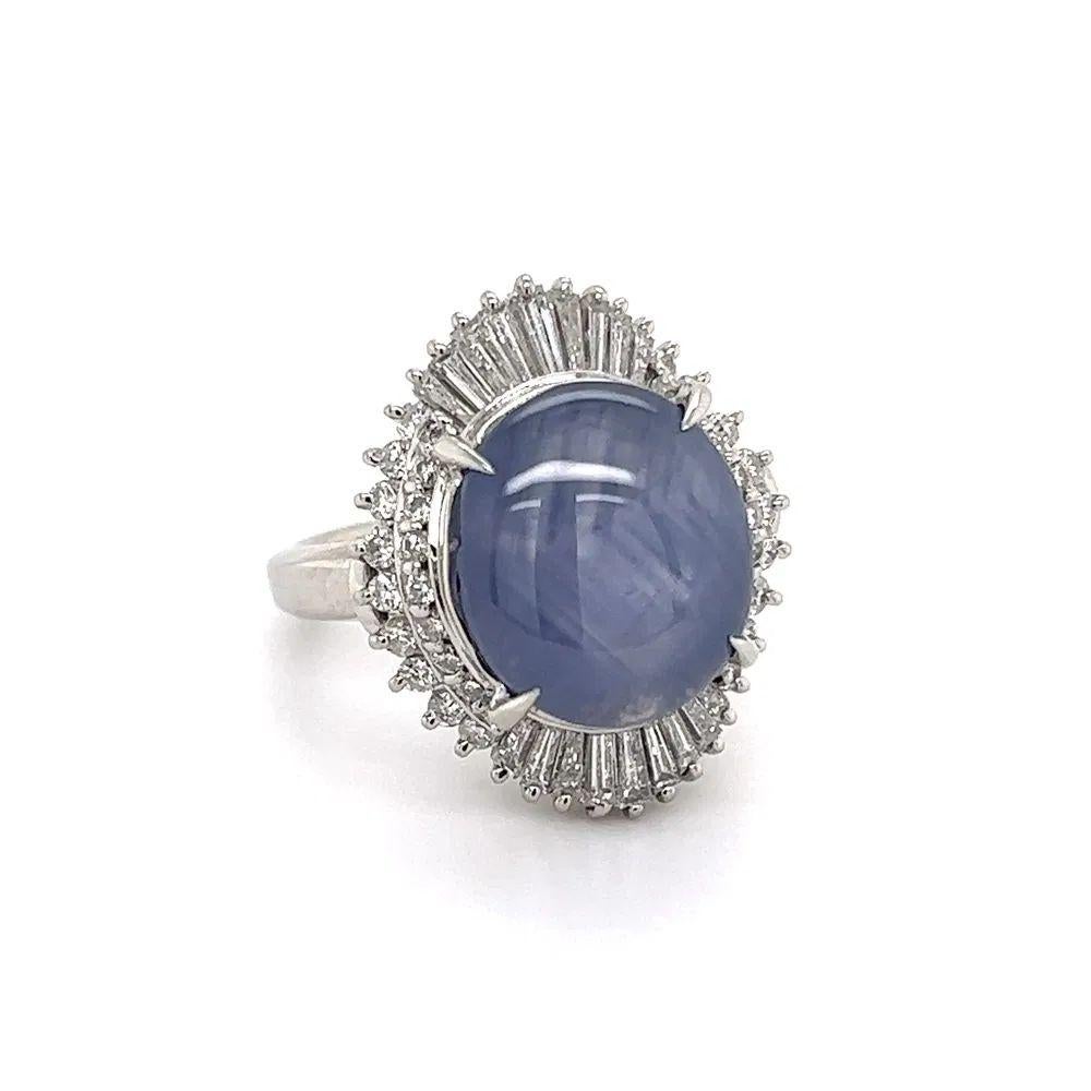 Sencillamente hermoso Anillo de Platino con Zafiro Estrella Azul y Diamantes Finamente Detallado Vintage Awesome. En el centro, un zafiro estrella azul de 7.40 quilates engarzado a mano. Rodeada de diamantes, con un peso aproximado de 1.05 tcw.