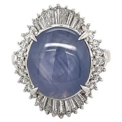 Anillo vintage de platino con zafiro estrella y diamantes de 7,40 quilates
