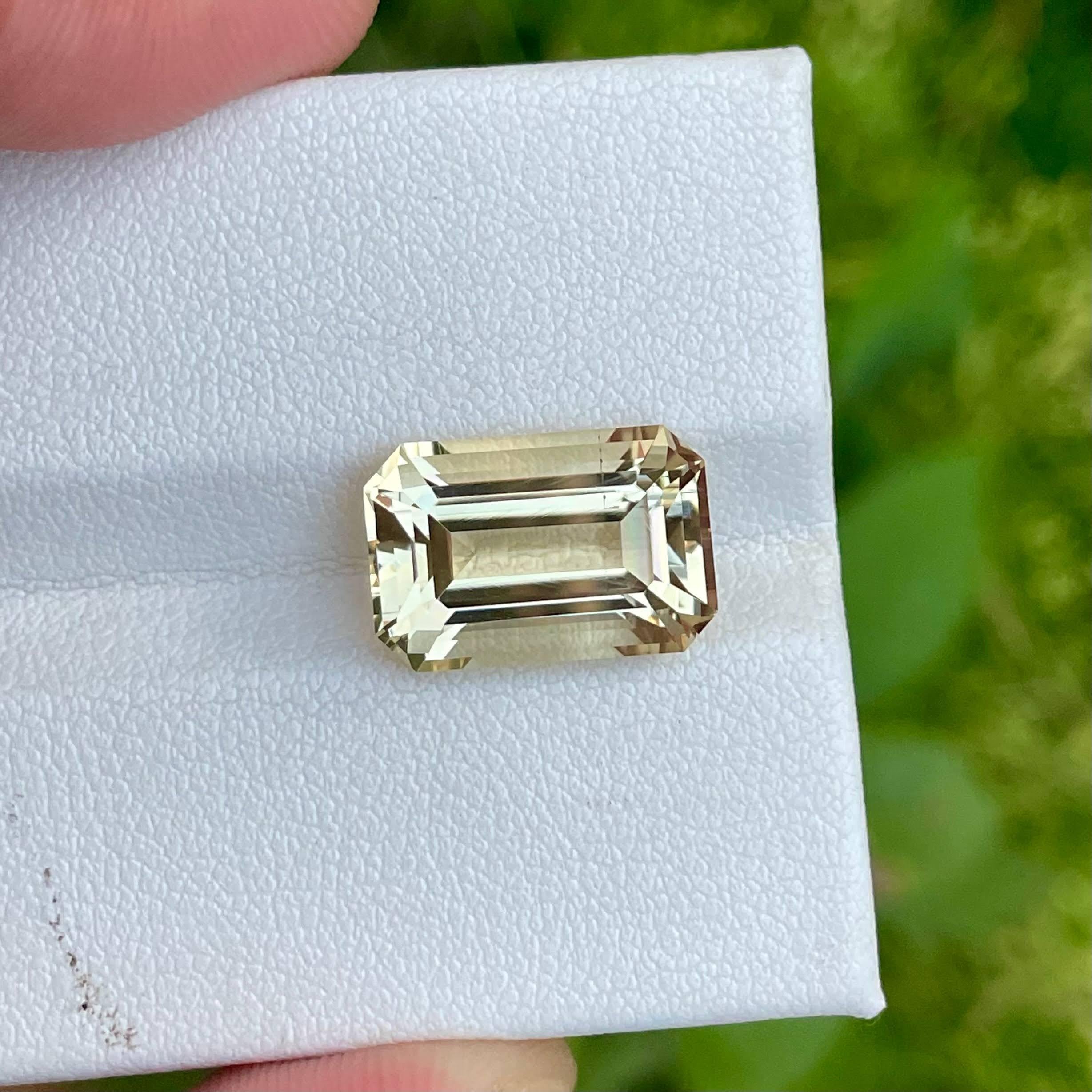 Peso 7,40 carati 
Dimensioni 14,4x9,6x7,6 mm
Trattamento nessuno 
Origine Pakistan 
Chiarezza VVS
Forma ottagonale 
Taglio smeraldo 



La gemma di Scapolite gialla chiara da 7,40 carati è uno squisito tesoro proveniente dalle rinomate miniere del