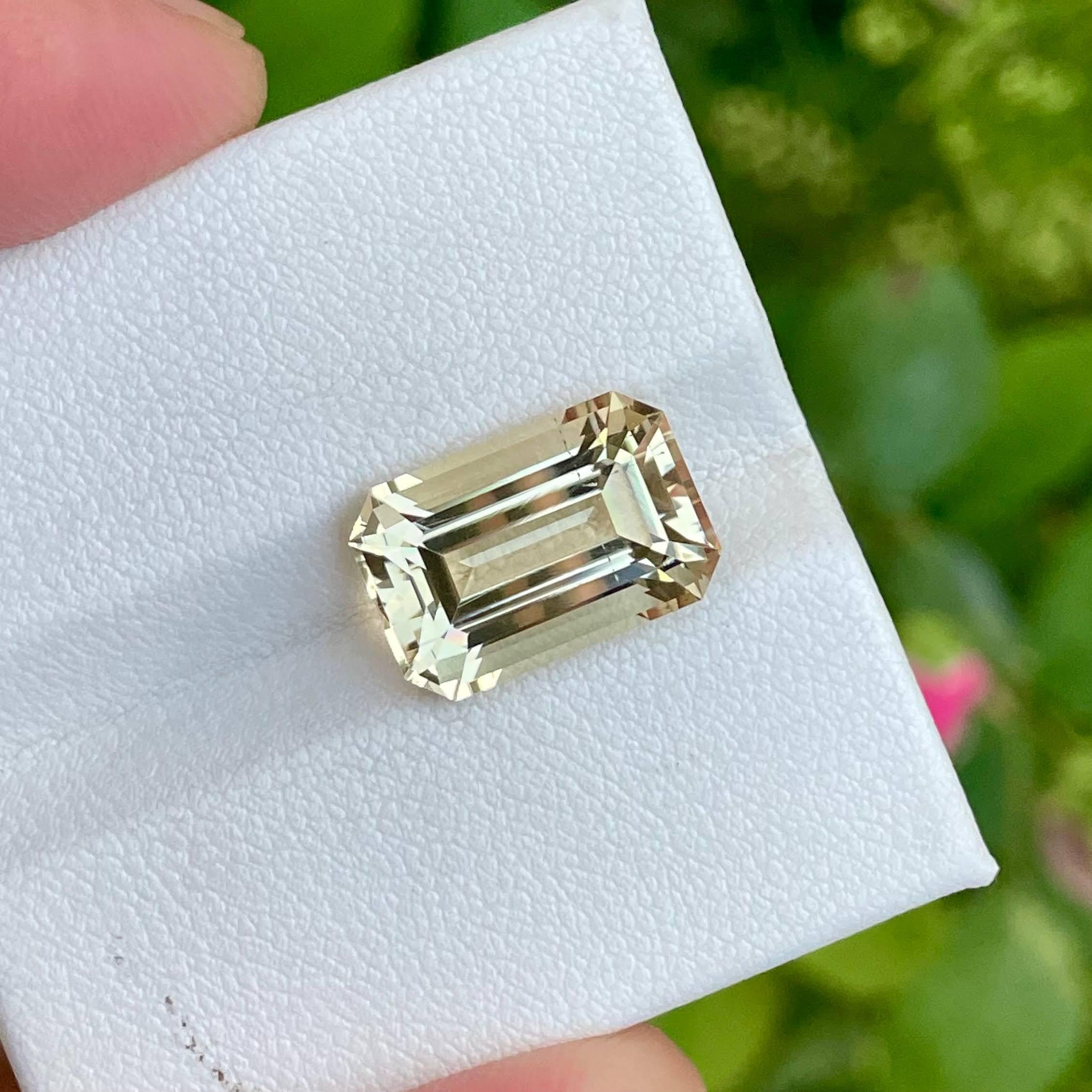 7,40 Carati Giallo Chiaro Pietra Scapolite Sciolta Taglio Smeraldo Gemma Pakistan In condizioni Nuovo in vendita a Bangkok, TH