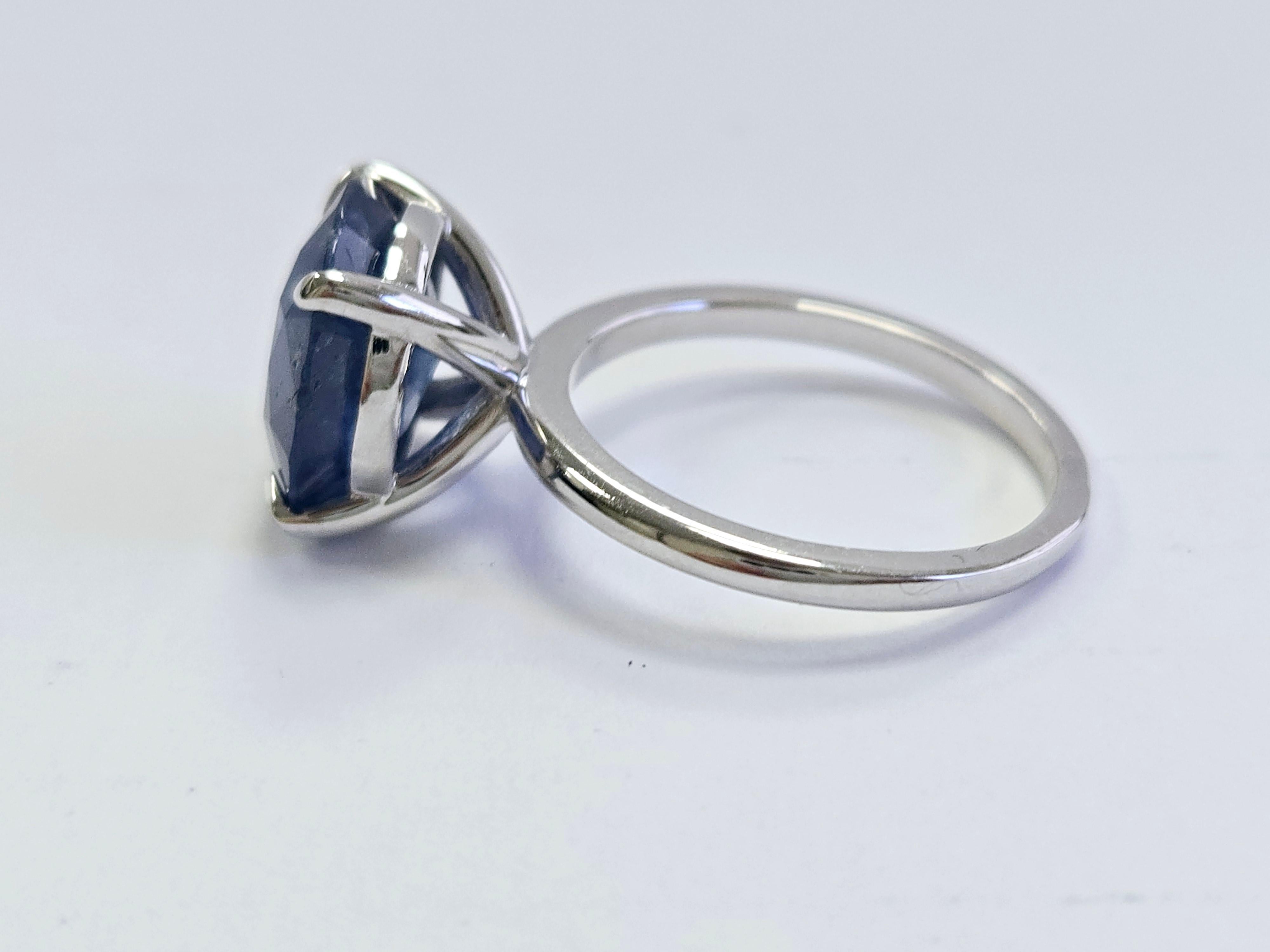 7.40 Carats Round Shape Natural Sapphire Ring 14 Karat White Gold In New Condition For Sale In Great Neck Plaza, NY