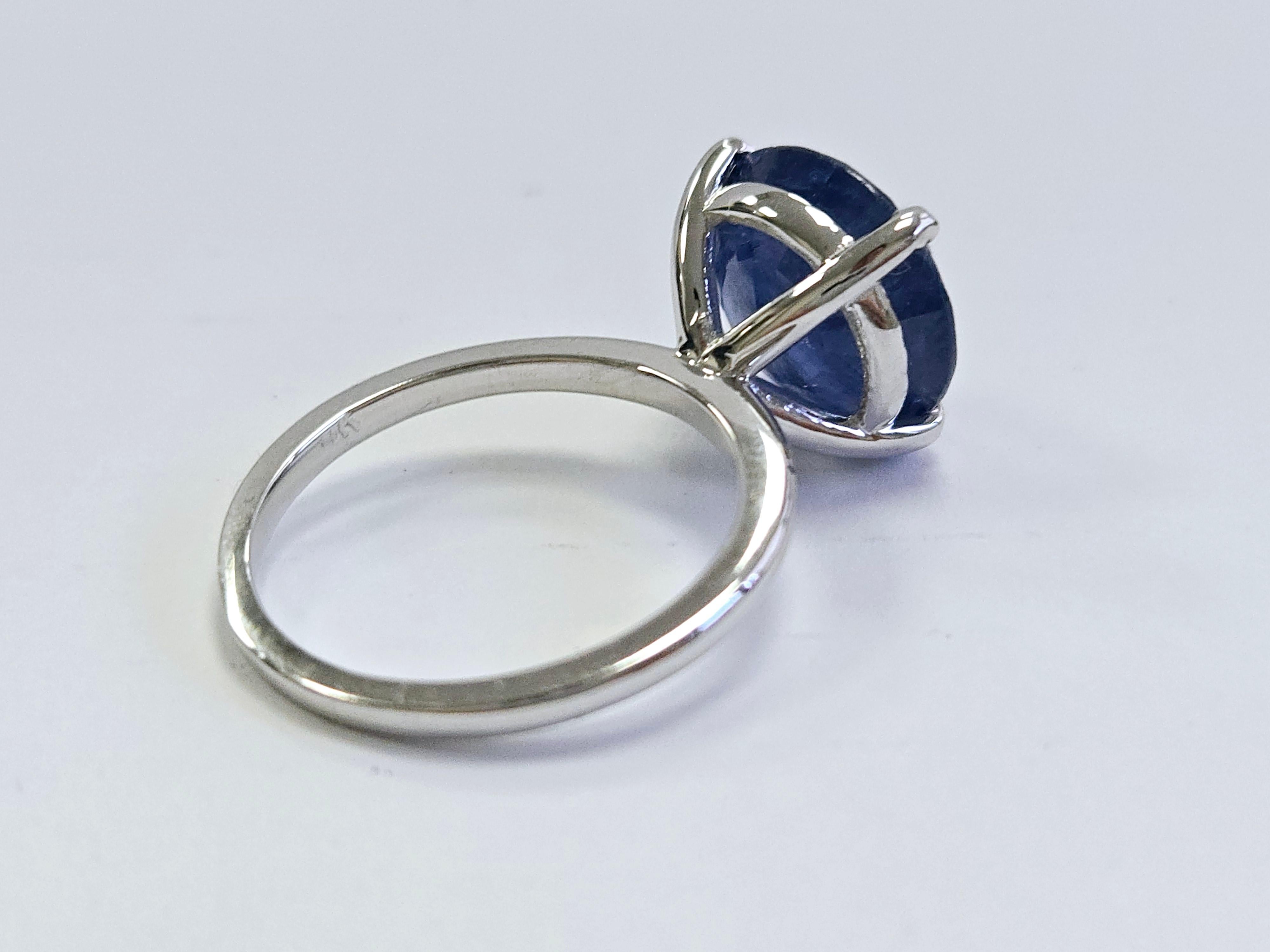 Women's 7.40 Carats Round Shape Natural Sapphire Ring 14 Karat White Gold For Sale