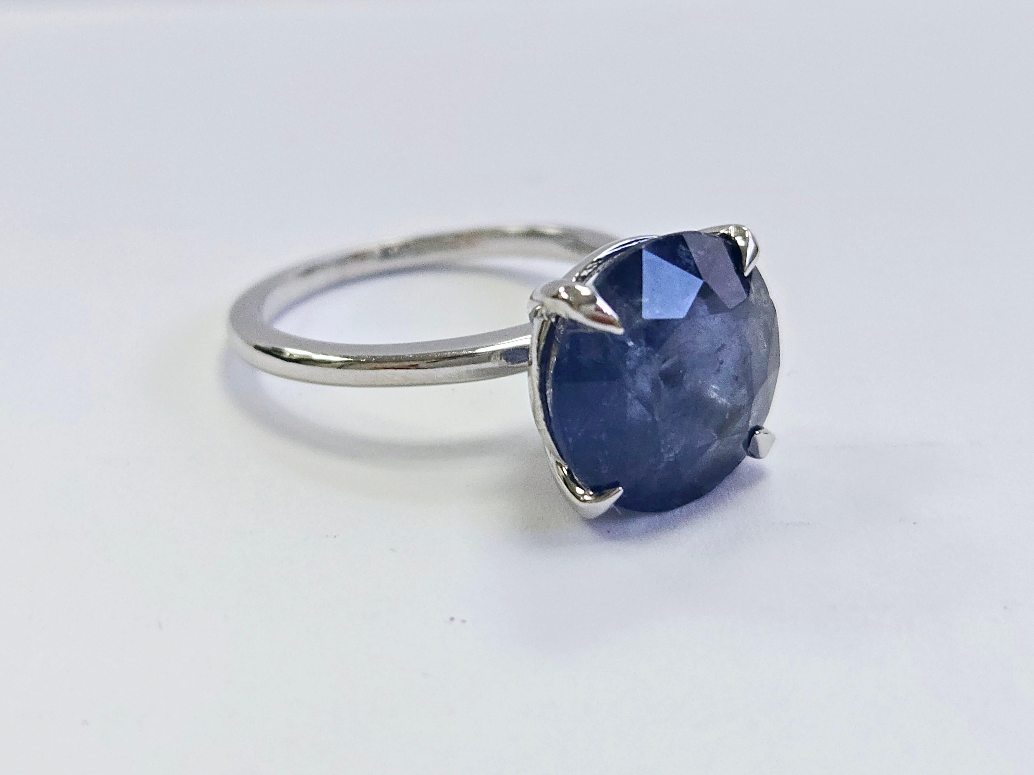 7.40 Carats Round Shape Natural Sapphire Ring 14 Karat White Gold For Sale 1