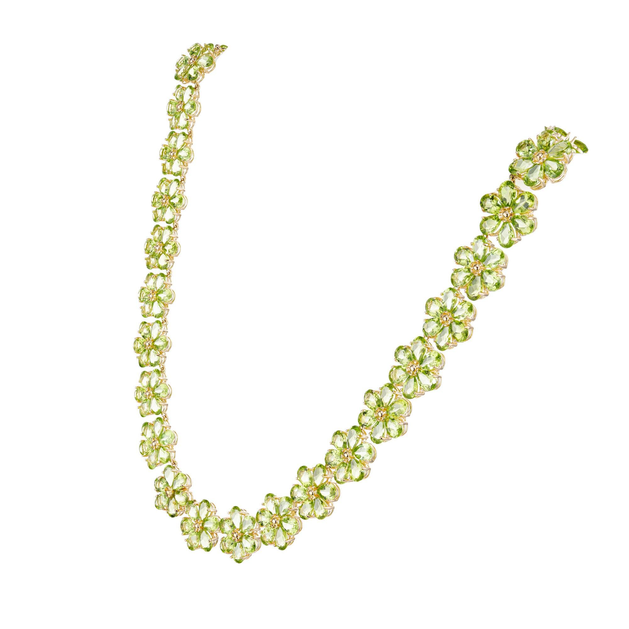 Si tratta di una squisita collana da 74,00 carati con 168 peridoti a forma di pera incastonati in oro giallo 14k e lunga 16