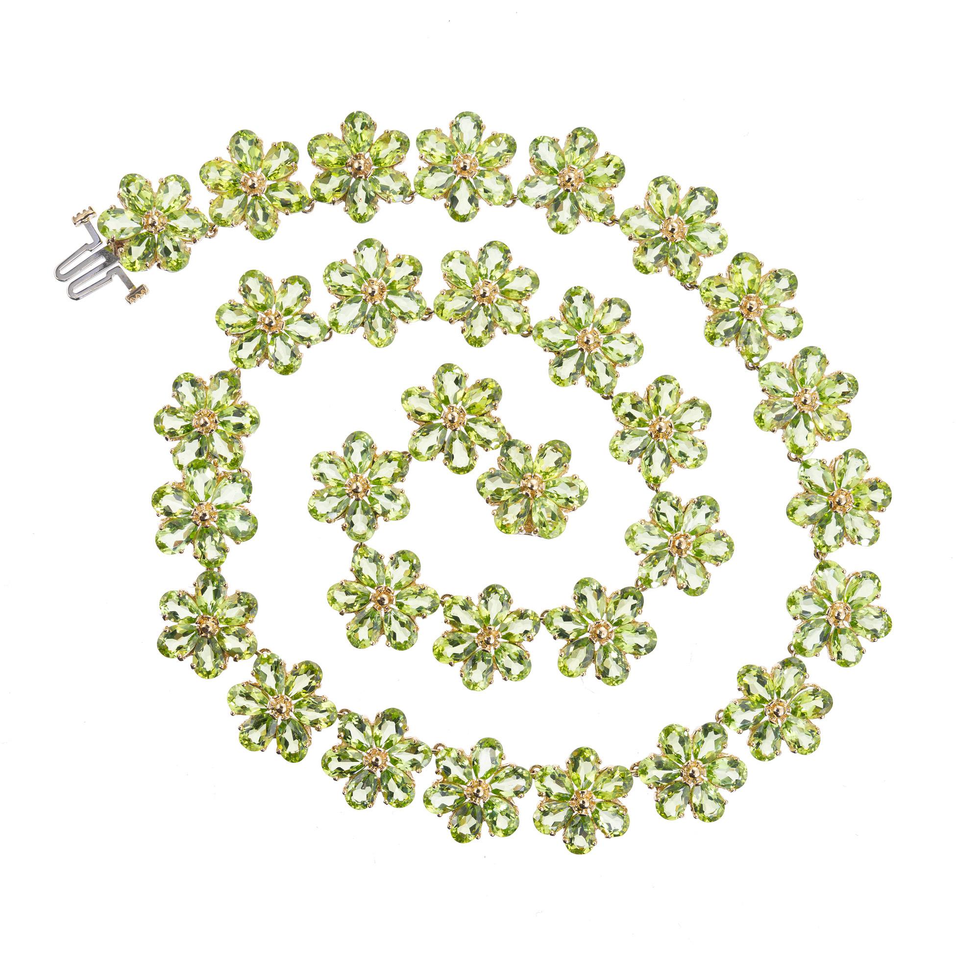 74,00 Carat Pear Peridot Collana a fiori in oro giallo In condizioni ottime in vendita a Stamford, CT