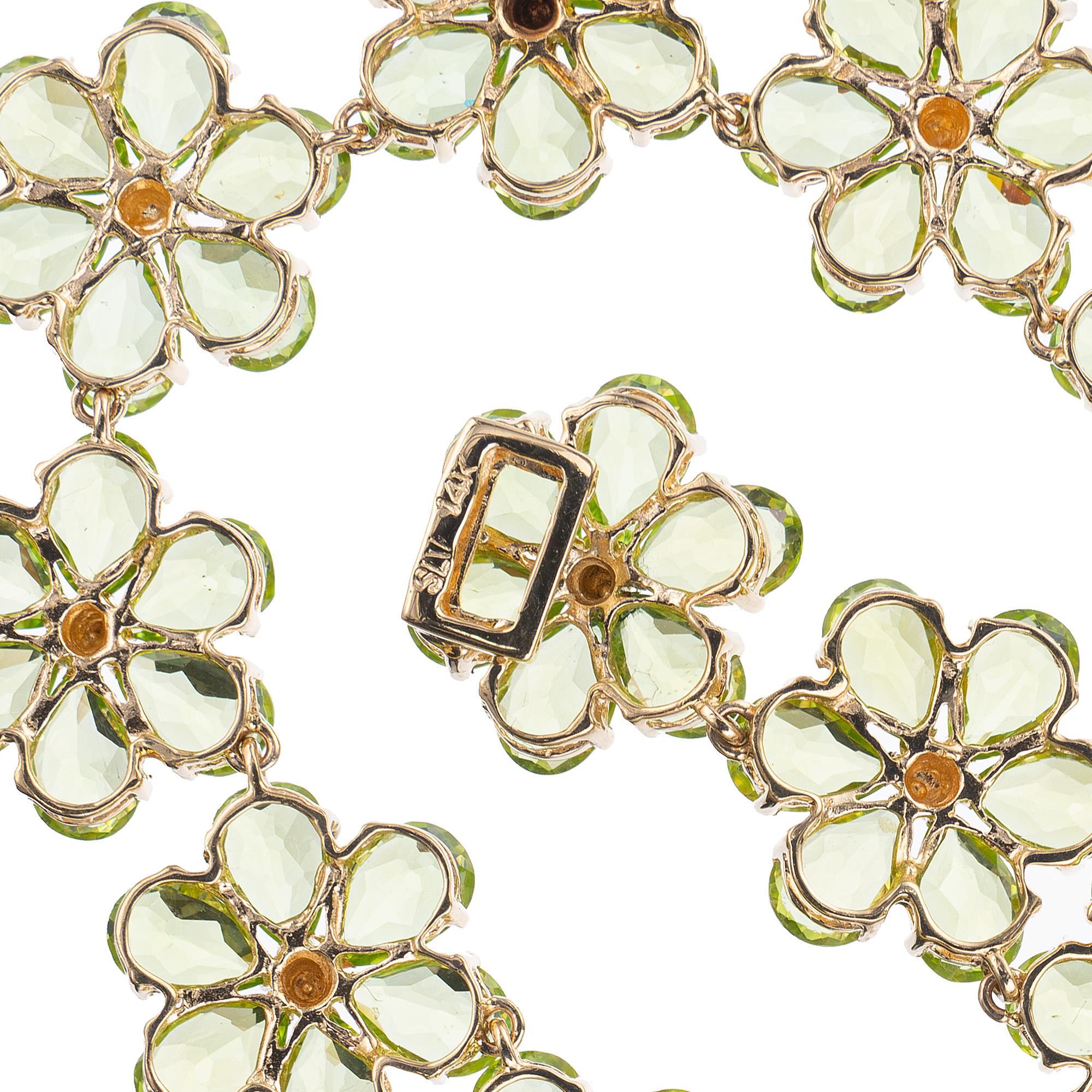 74,00 Carat Pear Peridot Collana a fiori in oro giallo in vendita 1