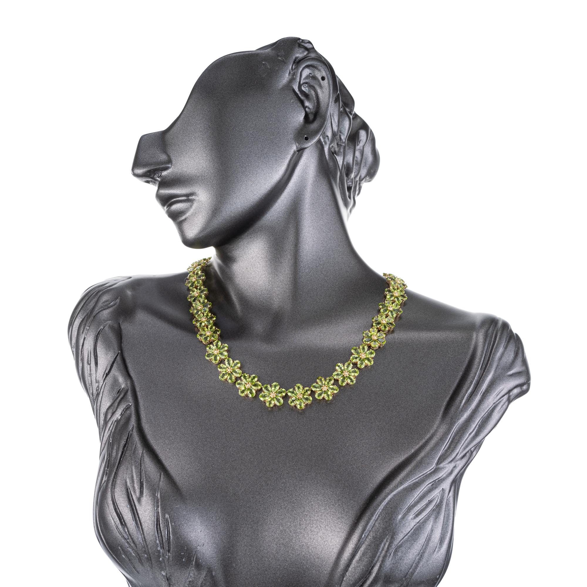 74,00 Carat Pear Peridot Collana a fiori in oro giallo in vendita 2