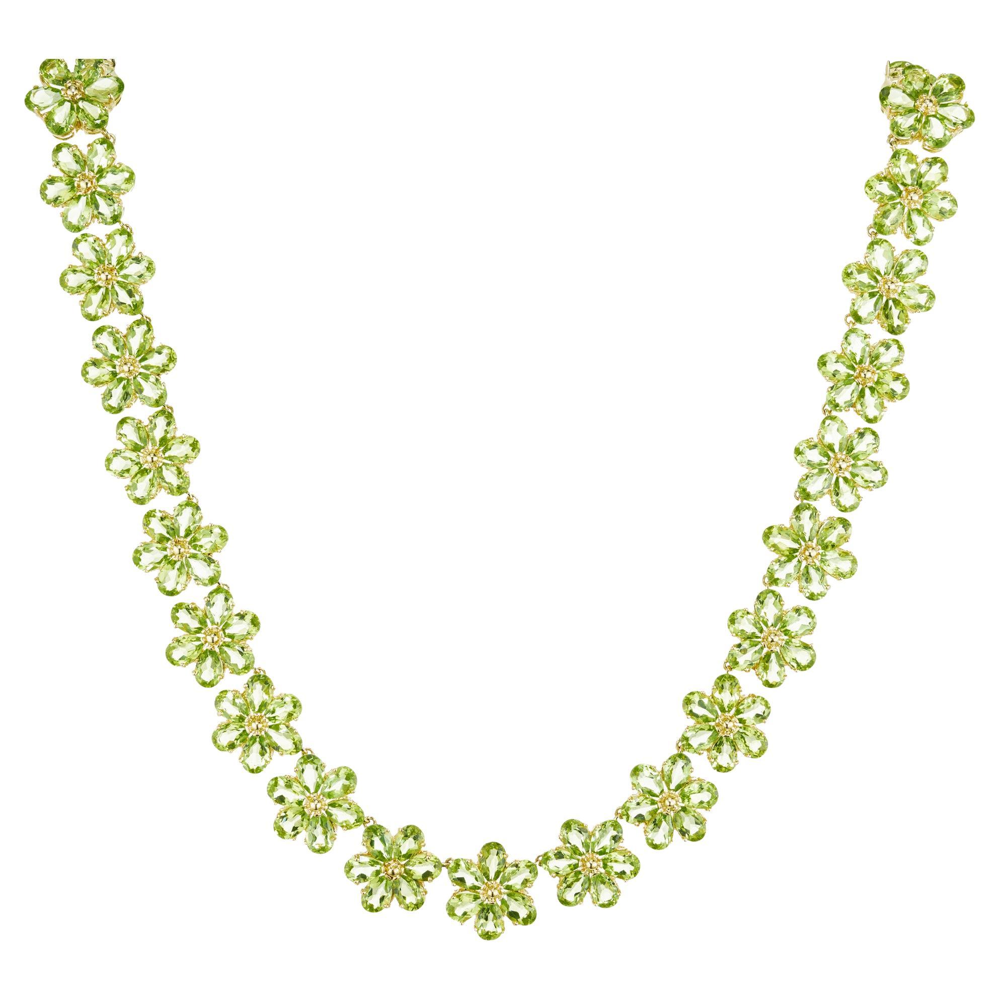 74.00 Collier de fleurs en or jaune et péridot carats en vente