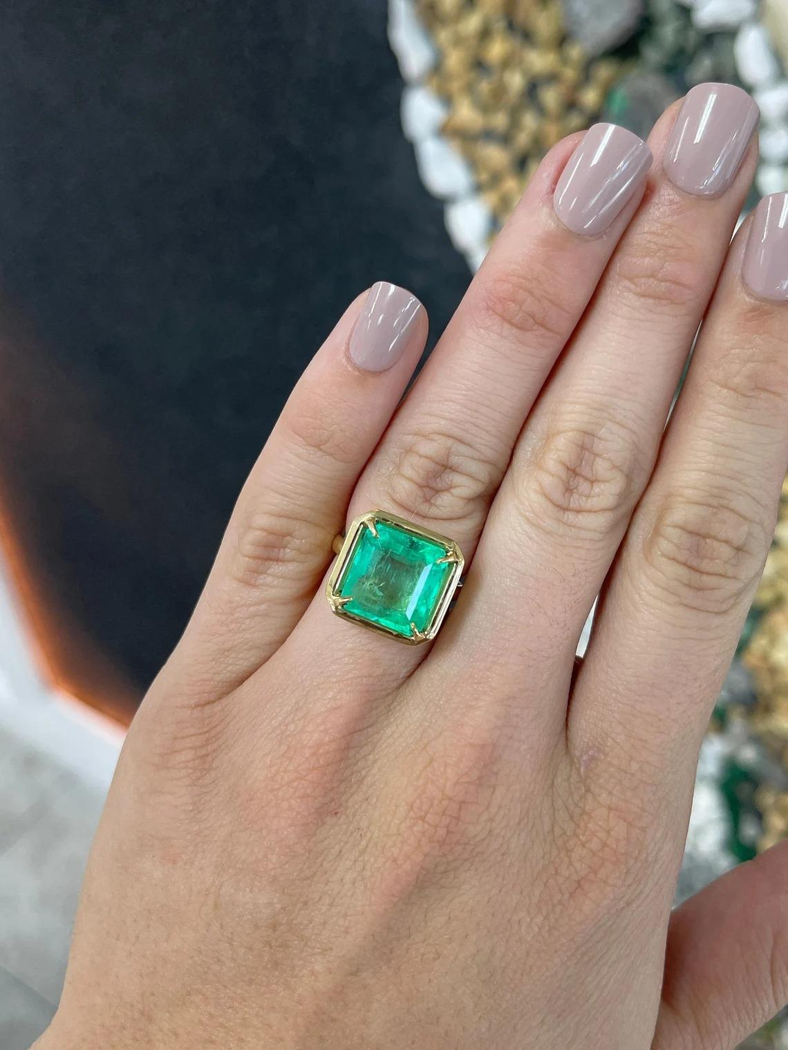 Modern 7.40ct 18K Huge Asscher Spring Green Colombian Emerald Solitaire Statement Ring For Sale