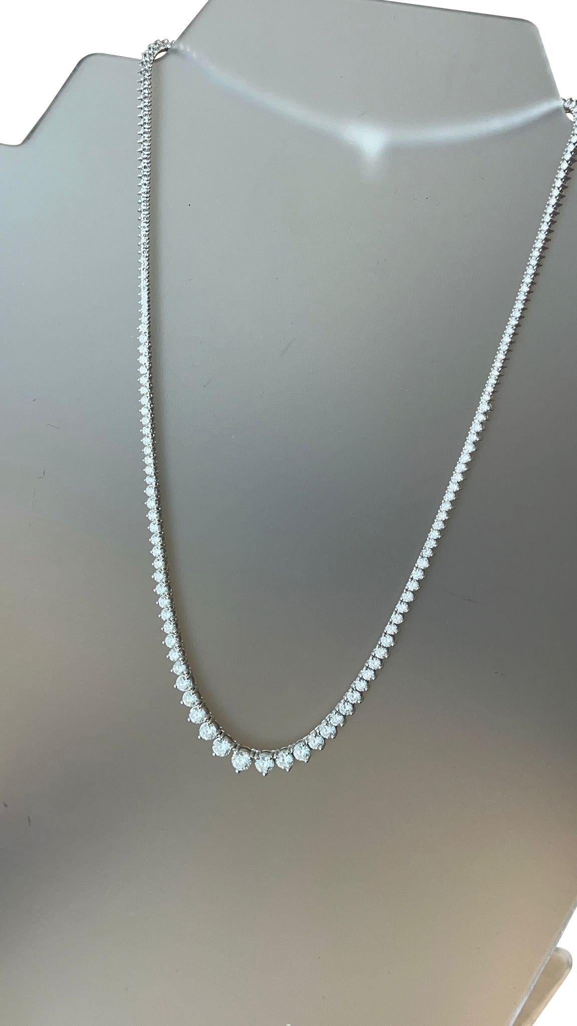 Realizzata in oro 18 carati, questa collana Diamond Tennis presenta diamanti di taglio rotondo in un'incastonatura a corona, creando un grazioso flusso di brillantezza. Con una chiusura sicura per una maggiore durata, il suo design lussuoso offre