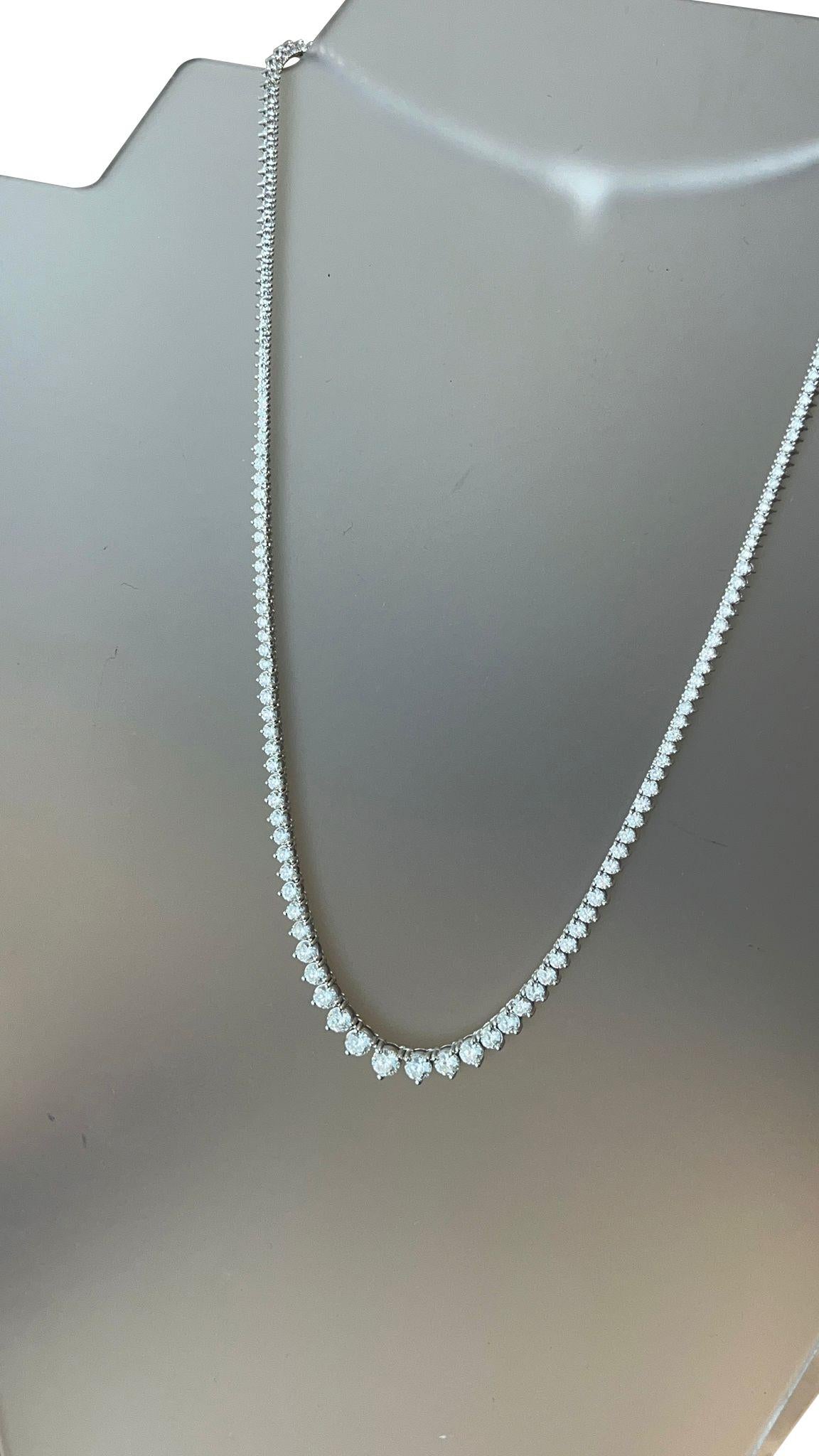 Modernista Collana Tennis con diamanti taglio rotondo da 7,40 carati, corona con punte di burro e montatura in oro 18 carati in vendita
