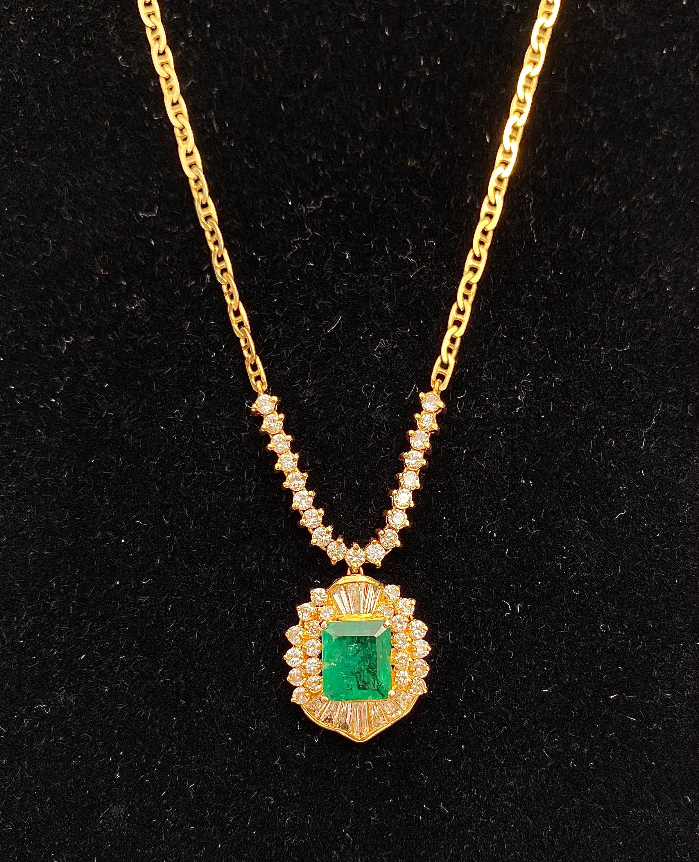 7,41 Karat kolumbianischer Smaragd- und Diamant-Anhänger, Ohrring und Ring aus 18 Karat Gold im Angebot 8