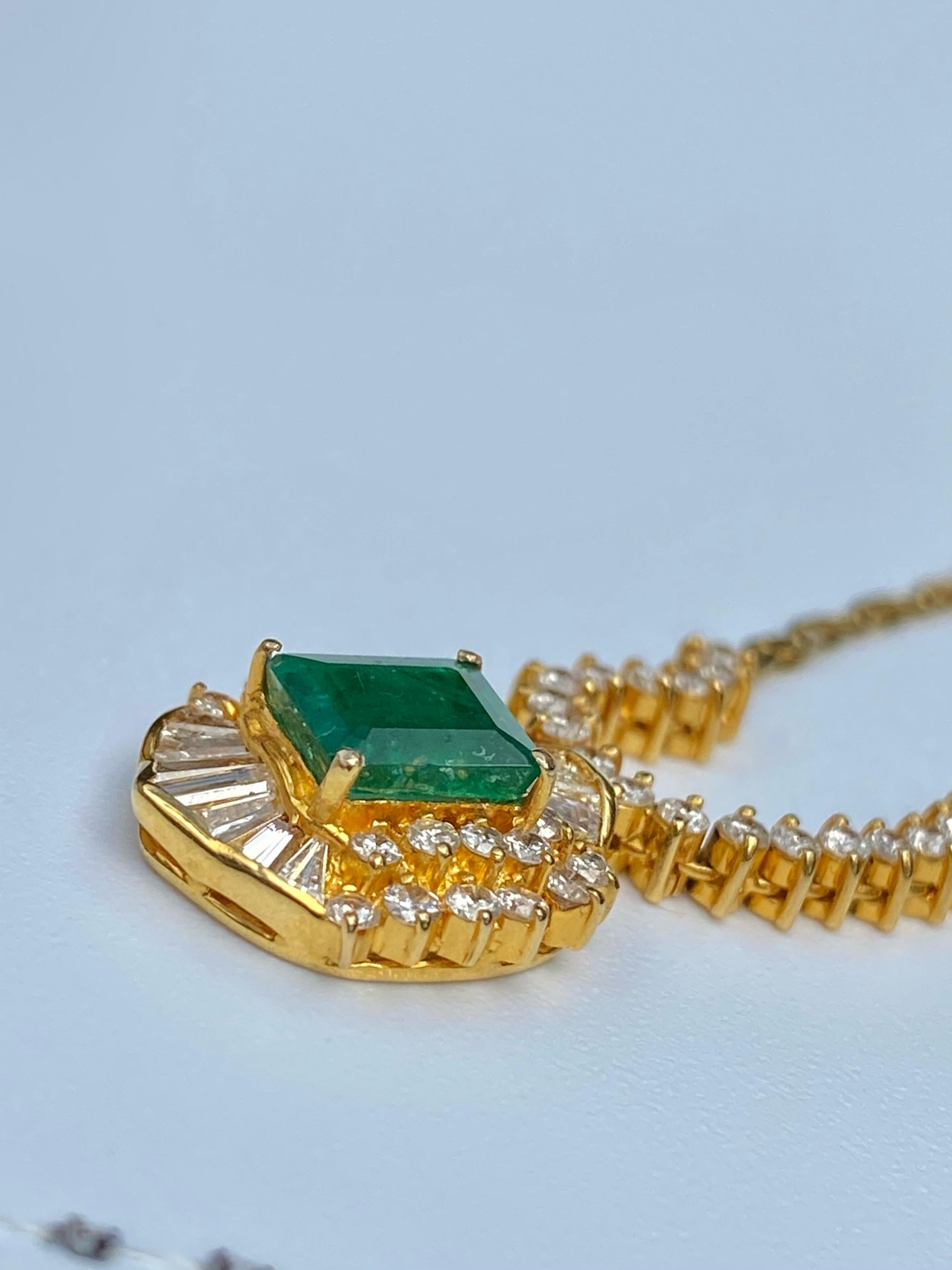 7,41 Karat kolumbianischer Smaragd- und Diamant-Anhänger, Ohrring und Ring aus 18 Karat Gold im Angebot 9