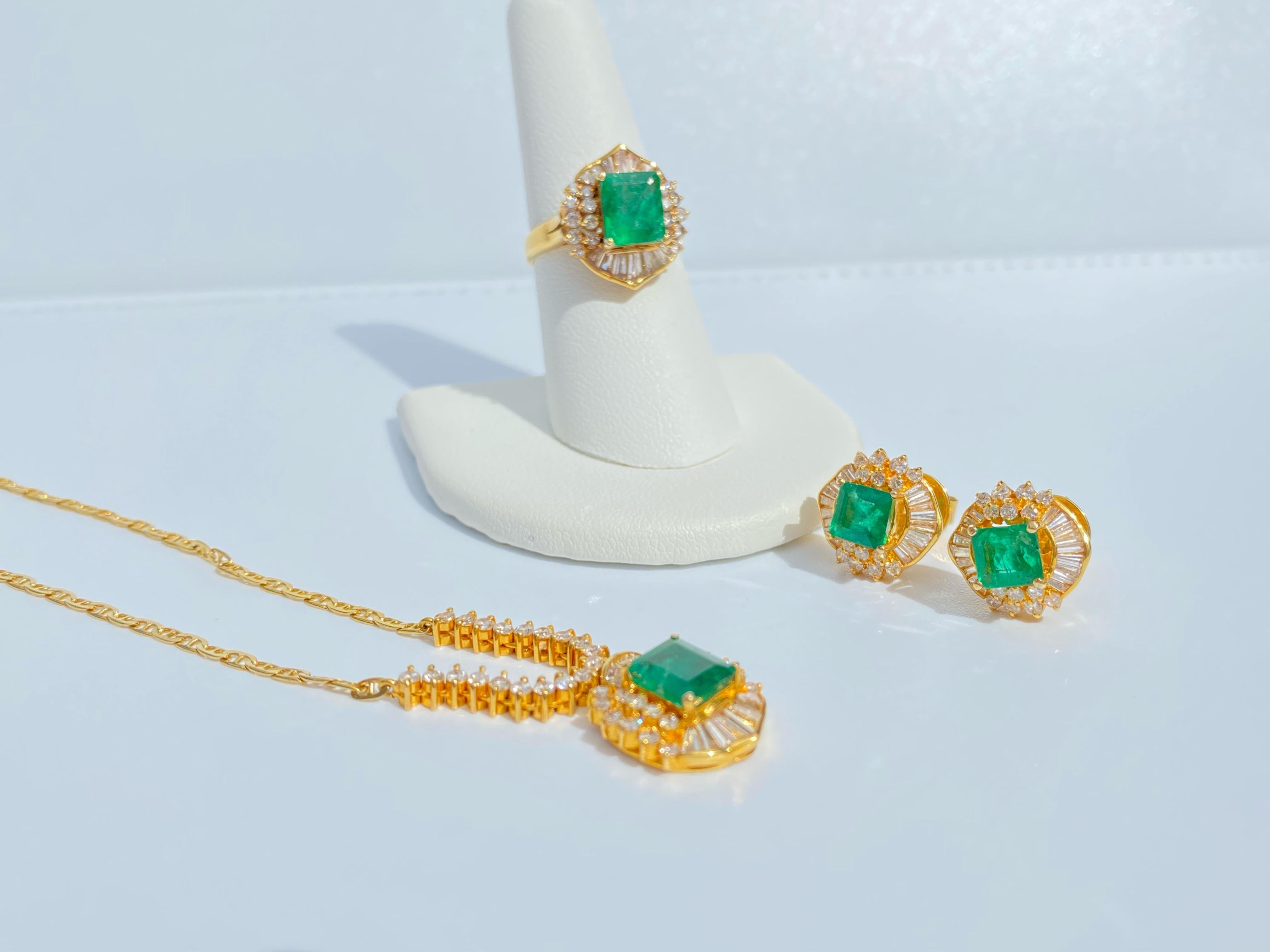 7,41 Karat kolumbianischer Smaragd- und Diamant-Anhänger, Ohrring und Ring aus 18 Karat Gold im Angebot 12