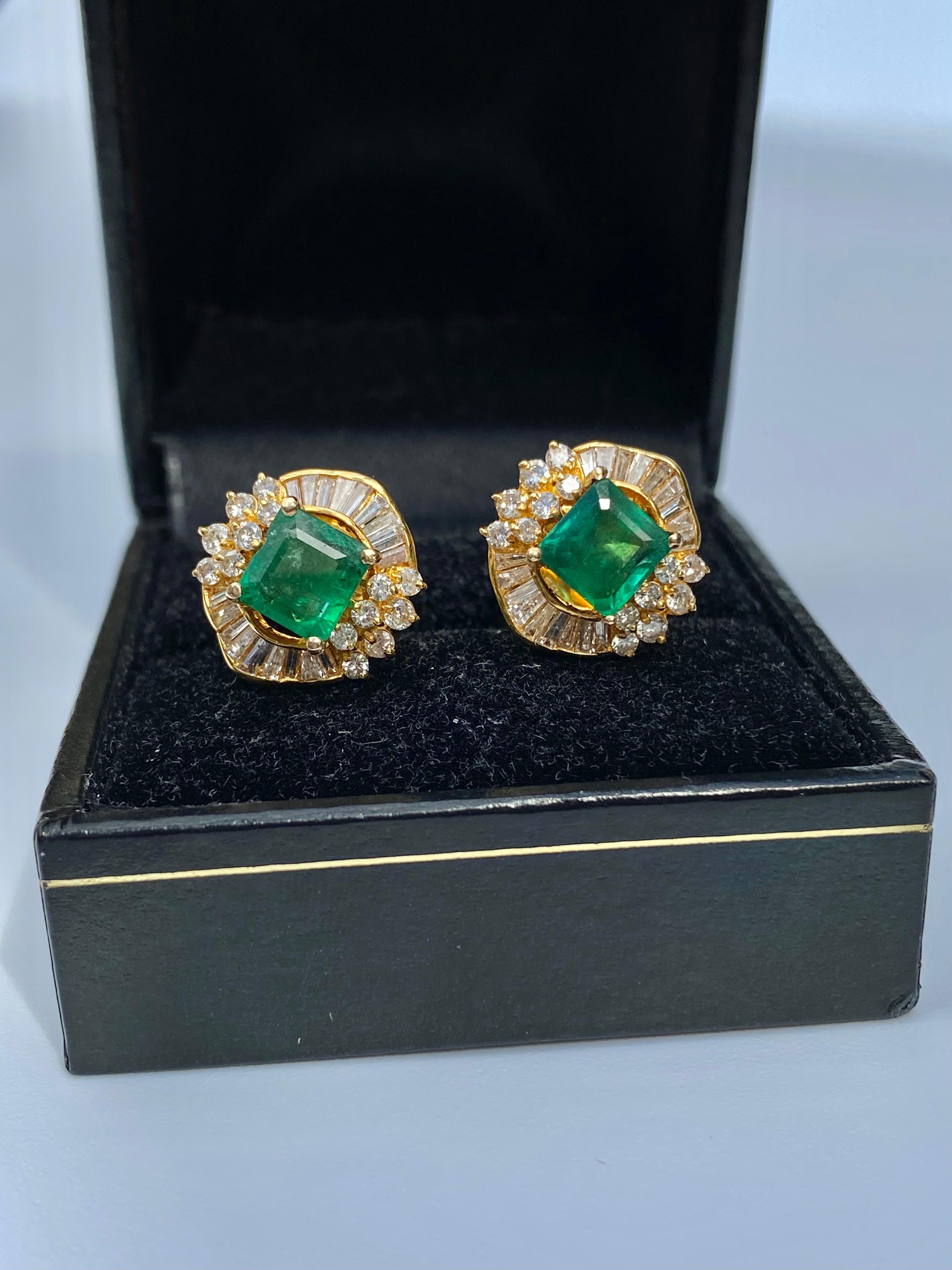7,41 Karat kolumbianischer Smaragd- und Diamant-Anhänger, Ohrring und Ring aus 18 Karat Gold im Angebot 3