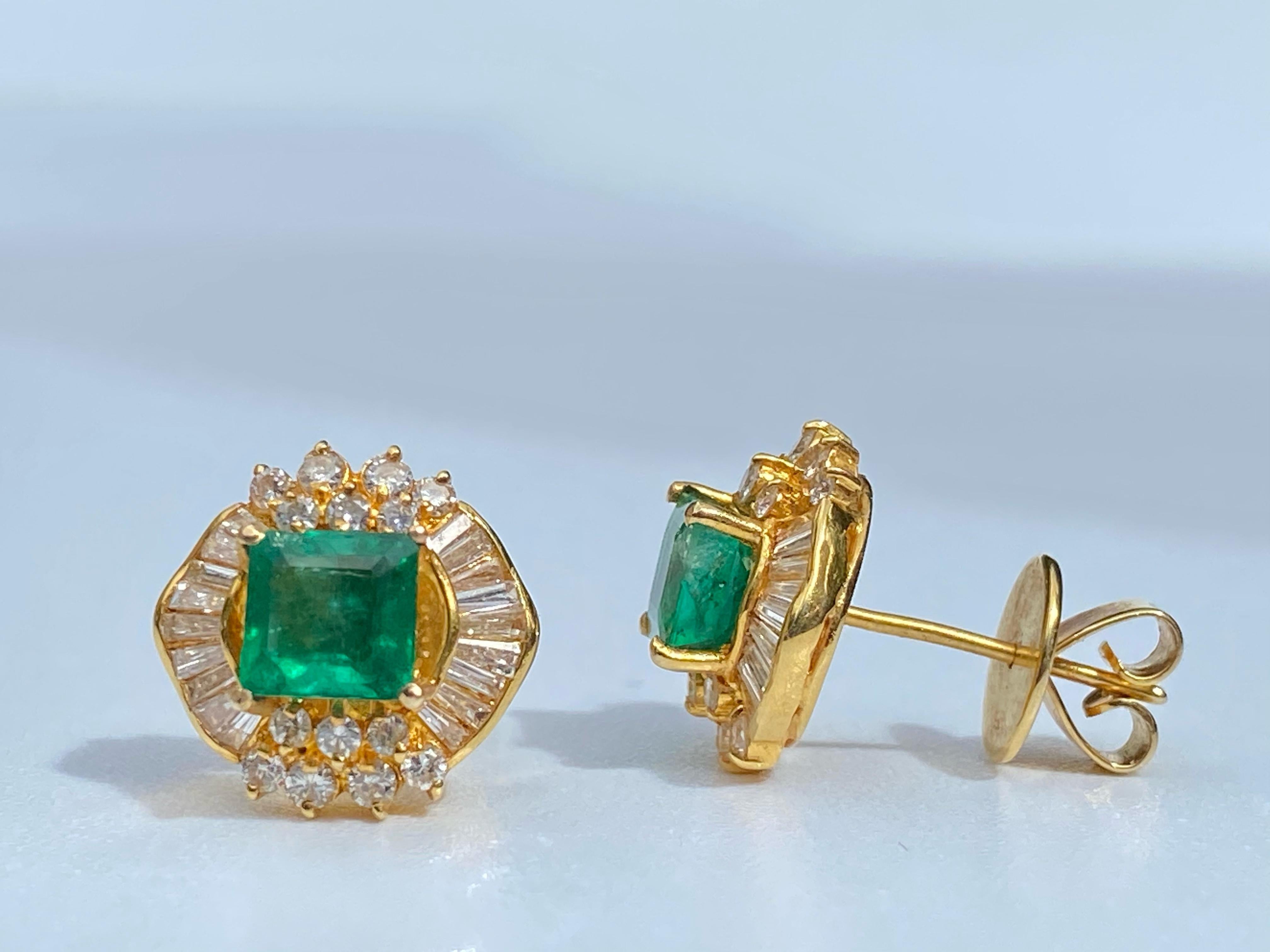 7,41 Karat kolumbianischer Smaragd- und Diamant-Anhänger, Ohrring und Ring aus 18 Karat Gold im Angebot 4