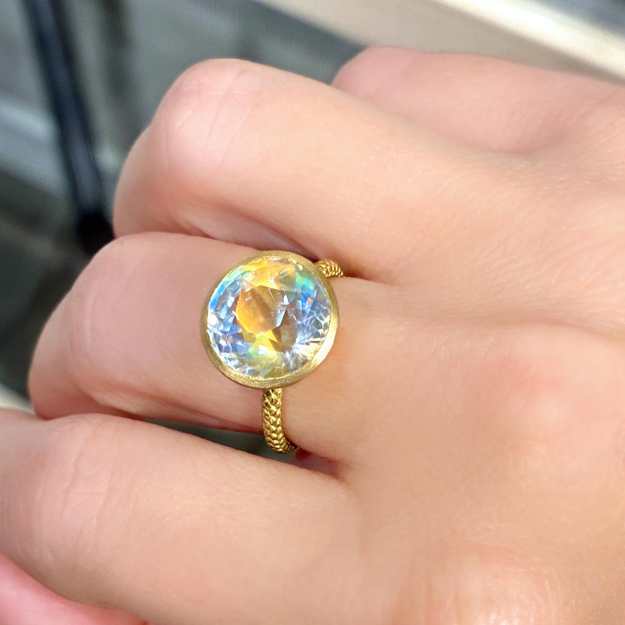 Donna Anello solitario di pietra lunare arcobaleno con taglio di diamanti da 7,41 carati, Talkative 2025 in vendita