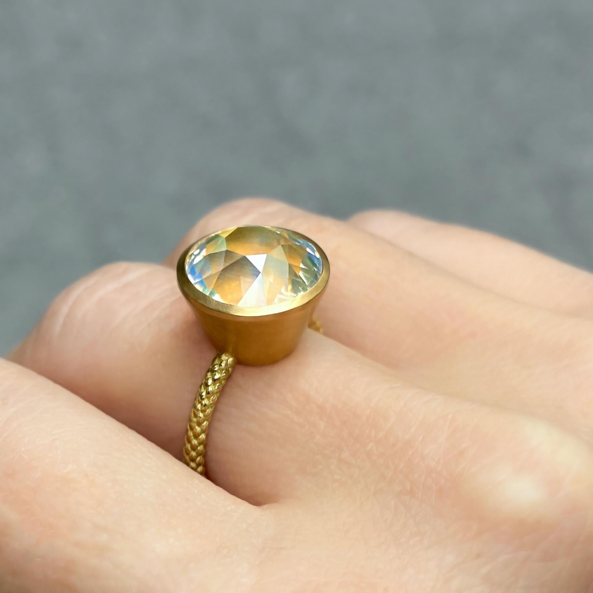 Anello solitario di pietra lunare arcobaleno con taglio di diamanti da 7,41 carati, Talkative 2025 in vendita 1