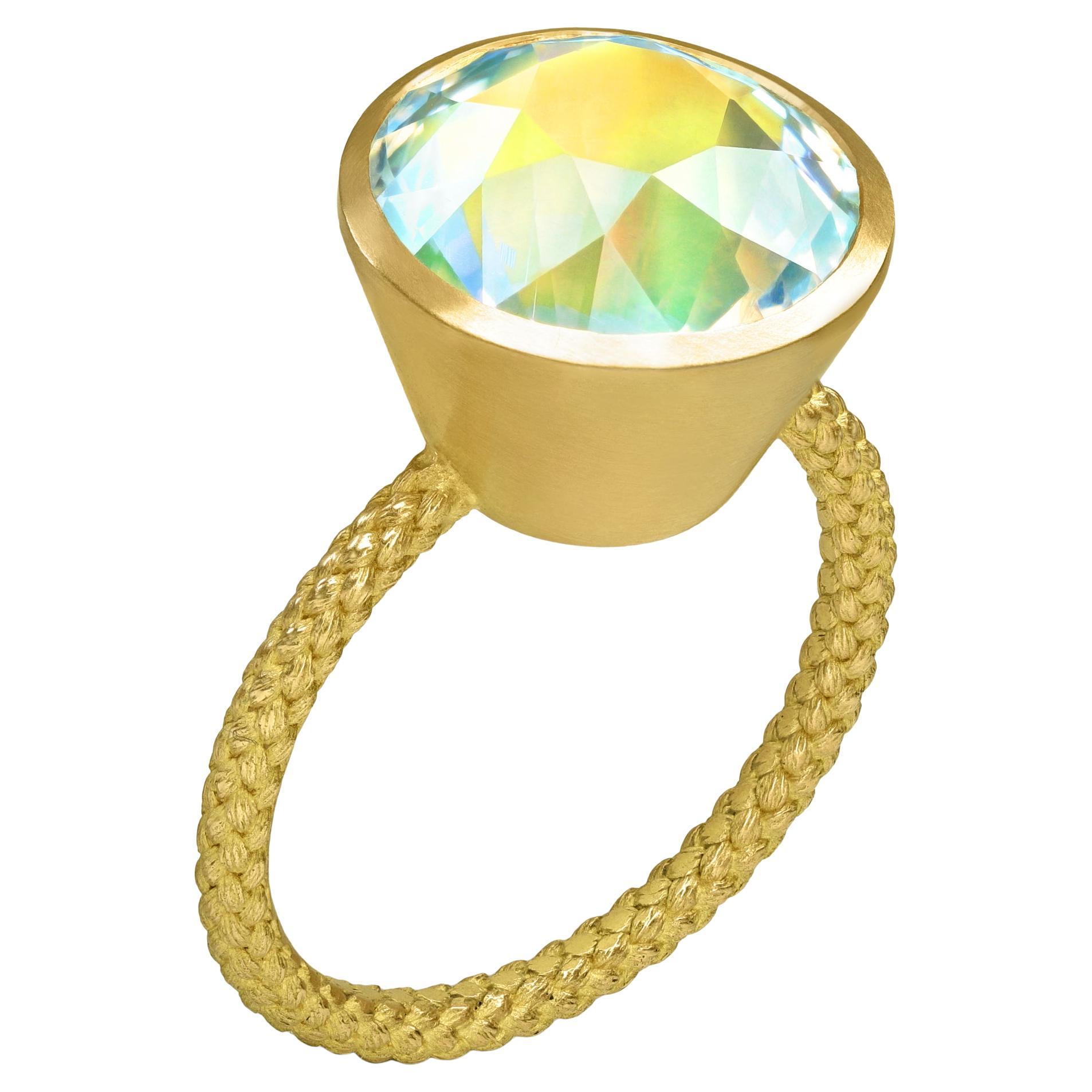 Anello solitario di pietra lunare arcobaleno con taglio di diamanti da 7,41 carati, Talkative 2025 in vendita