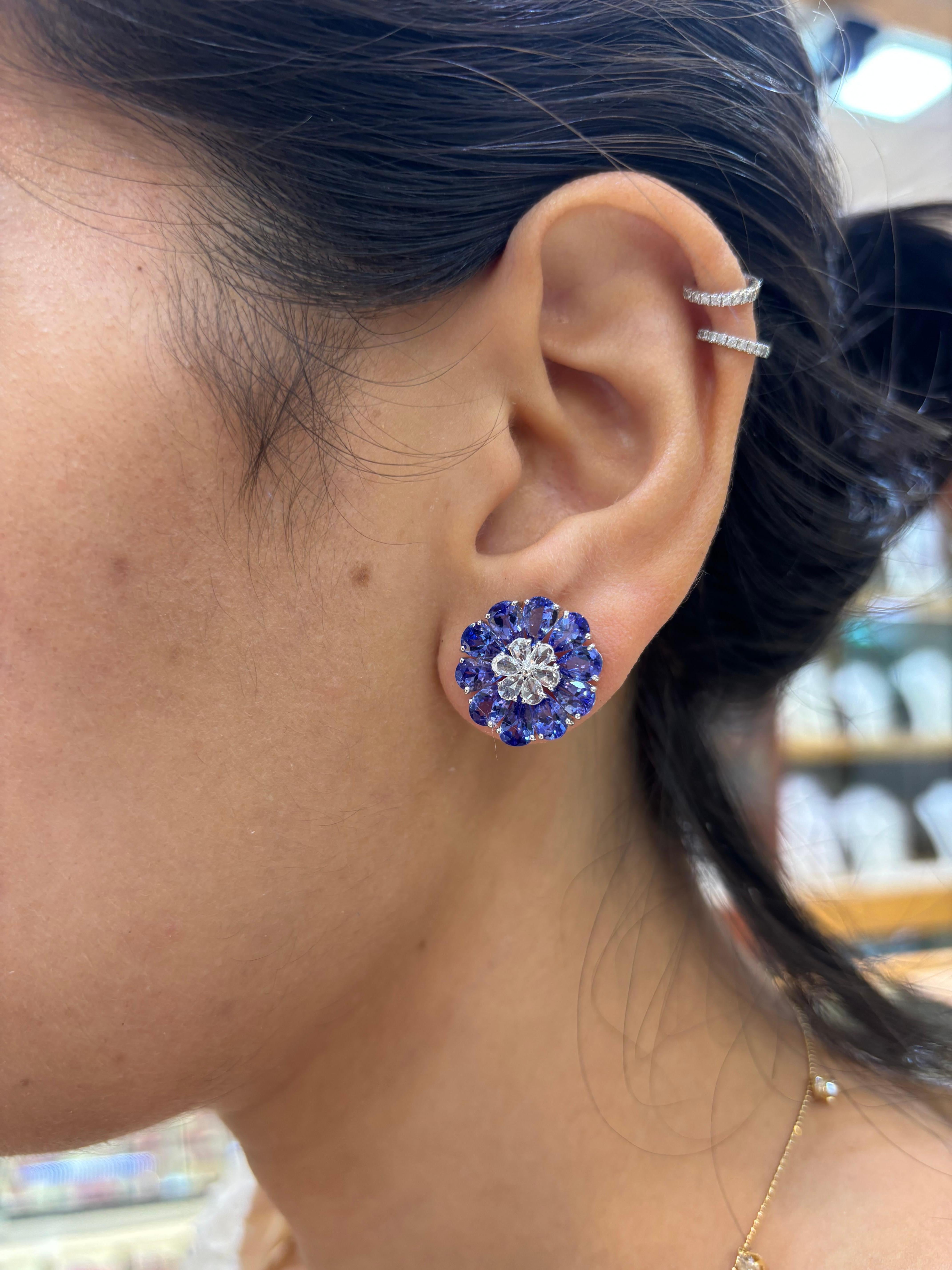 7.41 Carat Floral Tanzanite and Diamond Studs In New Condition For Sale In Bangkok, Thailand