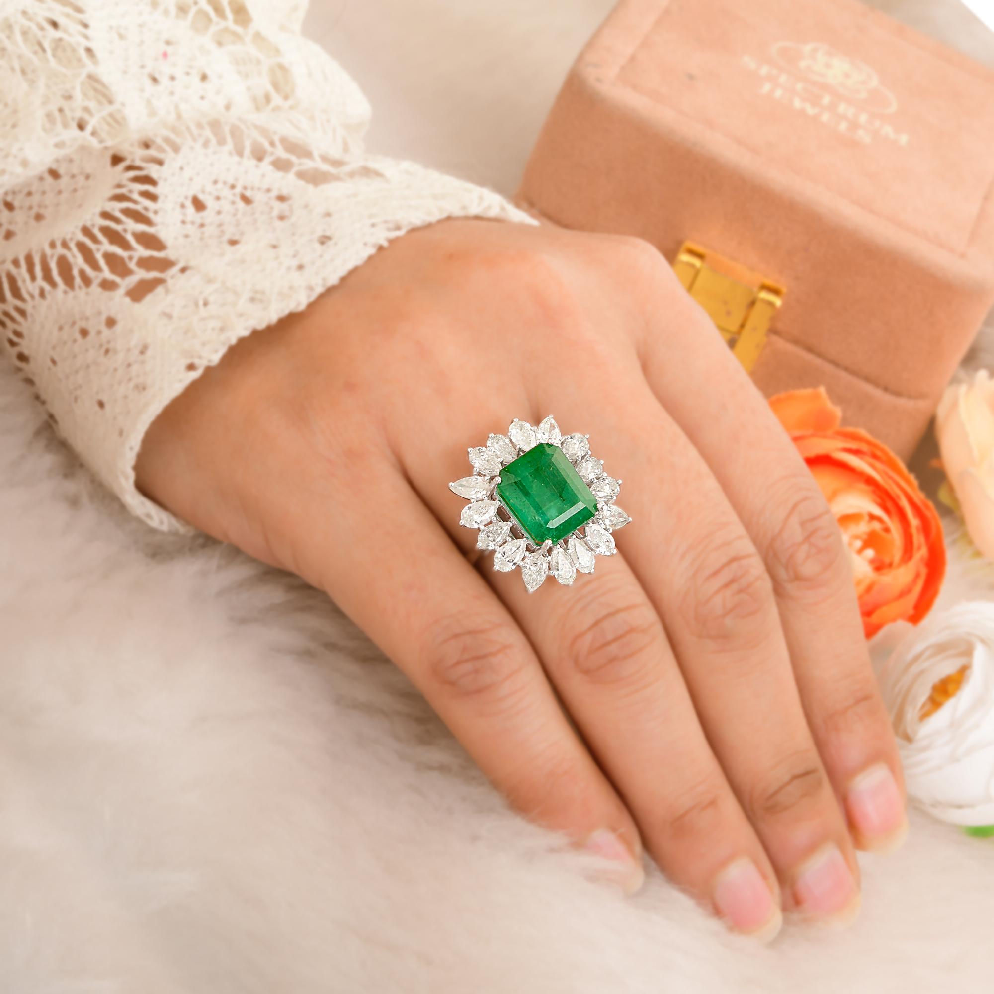 Esmeralda zambiana de 7,41 quilates Anillo de cóctel Diamante pera de 3,40 quilates Oro blanco de 14k Moderno en venta