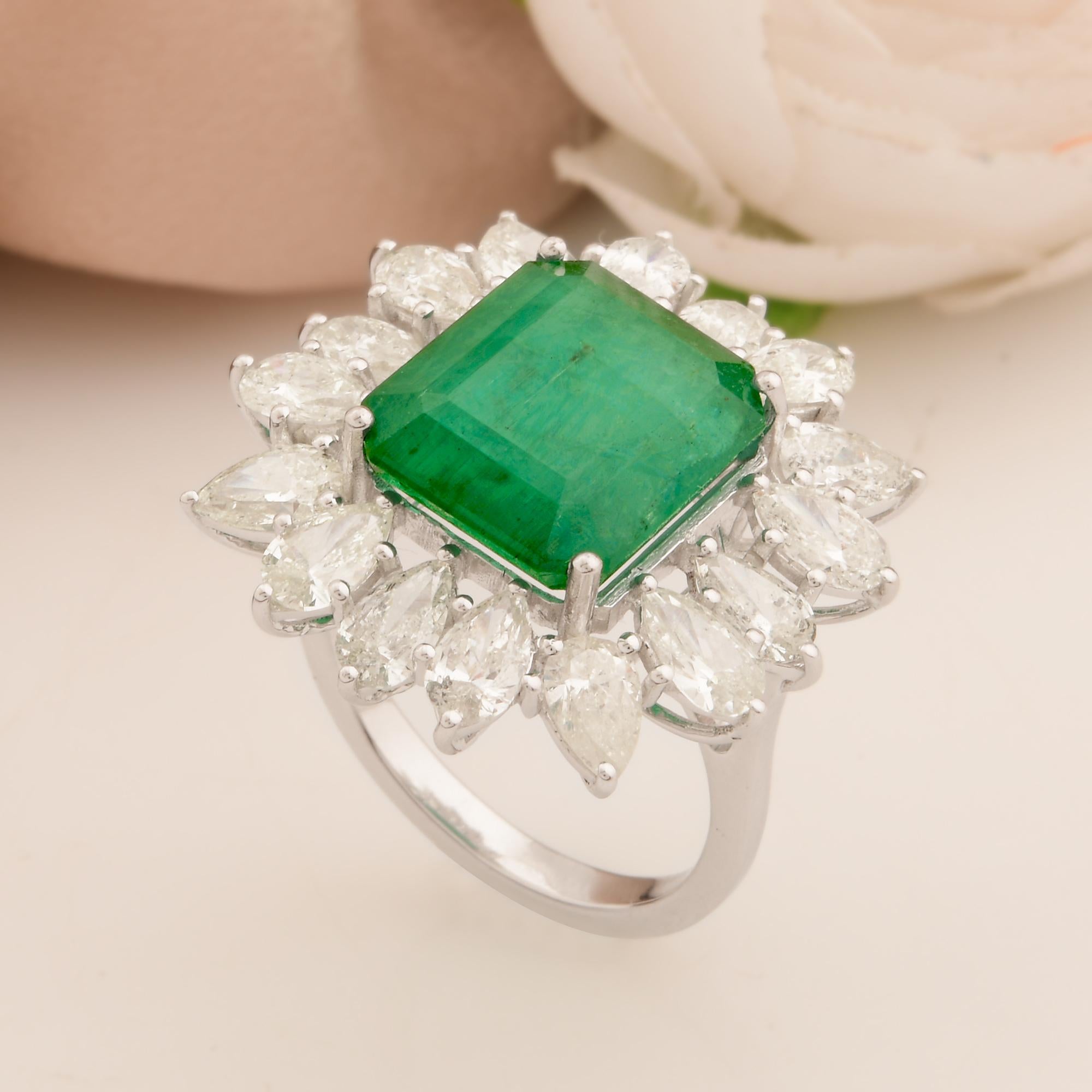 Esmeralda zambiana de 7,41 quilates Anillo de cóctel Diamante pera de 3,40 quilates Oro blanco de 14k en Nuevo estado para la venta en Diera, Dubai