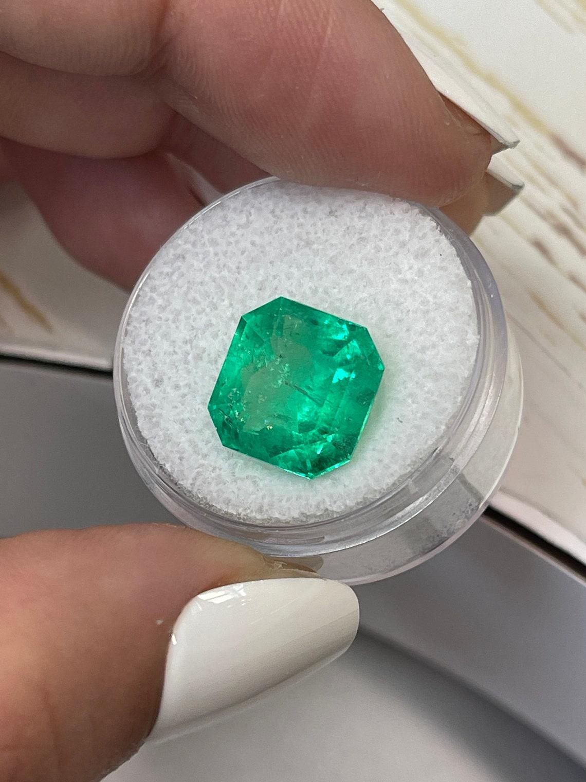 Modern 7.41ct Vivid Muzo Green Asscher Cut Colombian Emerald Genuine May Birthstone For Sale