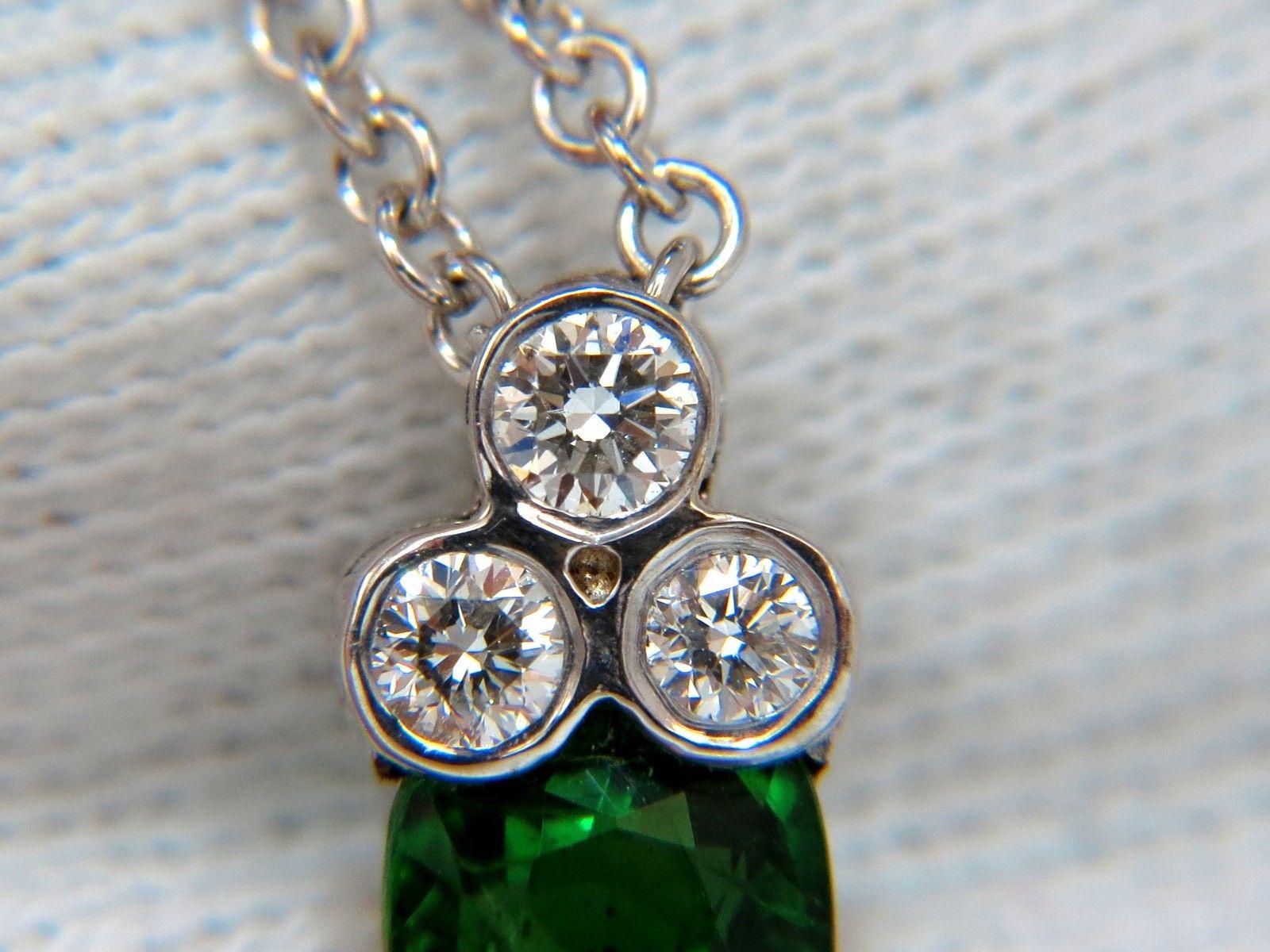 Pendentif croix en or 14 carats avec diamants et tsavorite vert vif de 7,42 carats de couleur naturelle Unisexe en vente