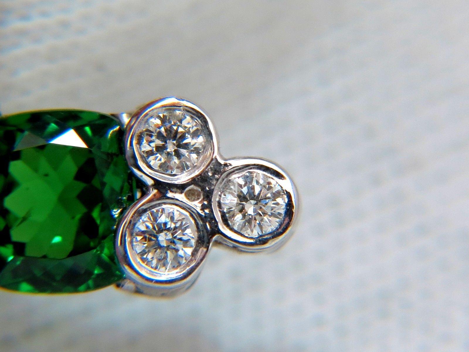 Pendentif croix en or 14 carats avec diamants et tsavorite vert vif de 7,42 carats de couleur naturelle en vente 1