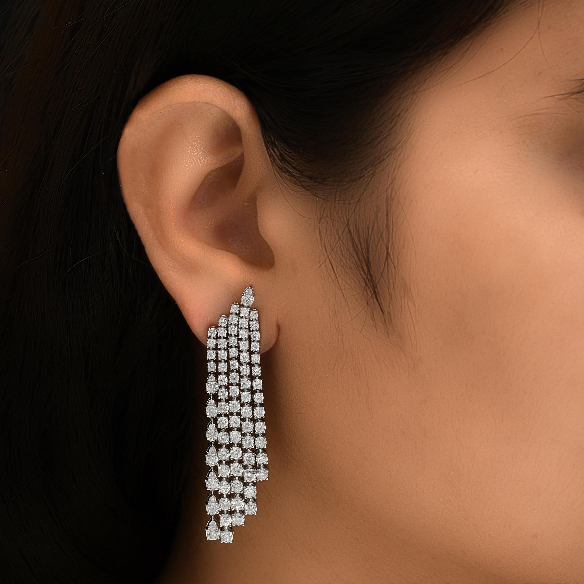 Boucles d'oreilles chandelier en or blanc 18 carats avec diamants ronds de 7,42 carats SI/H
Ces boucles d'oreilles sont magistralement serties de diamants ronds et de diamants taille poire disposés sur cinq rangs, quatre rangs de diamants ronds et