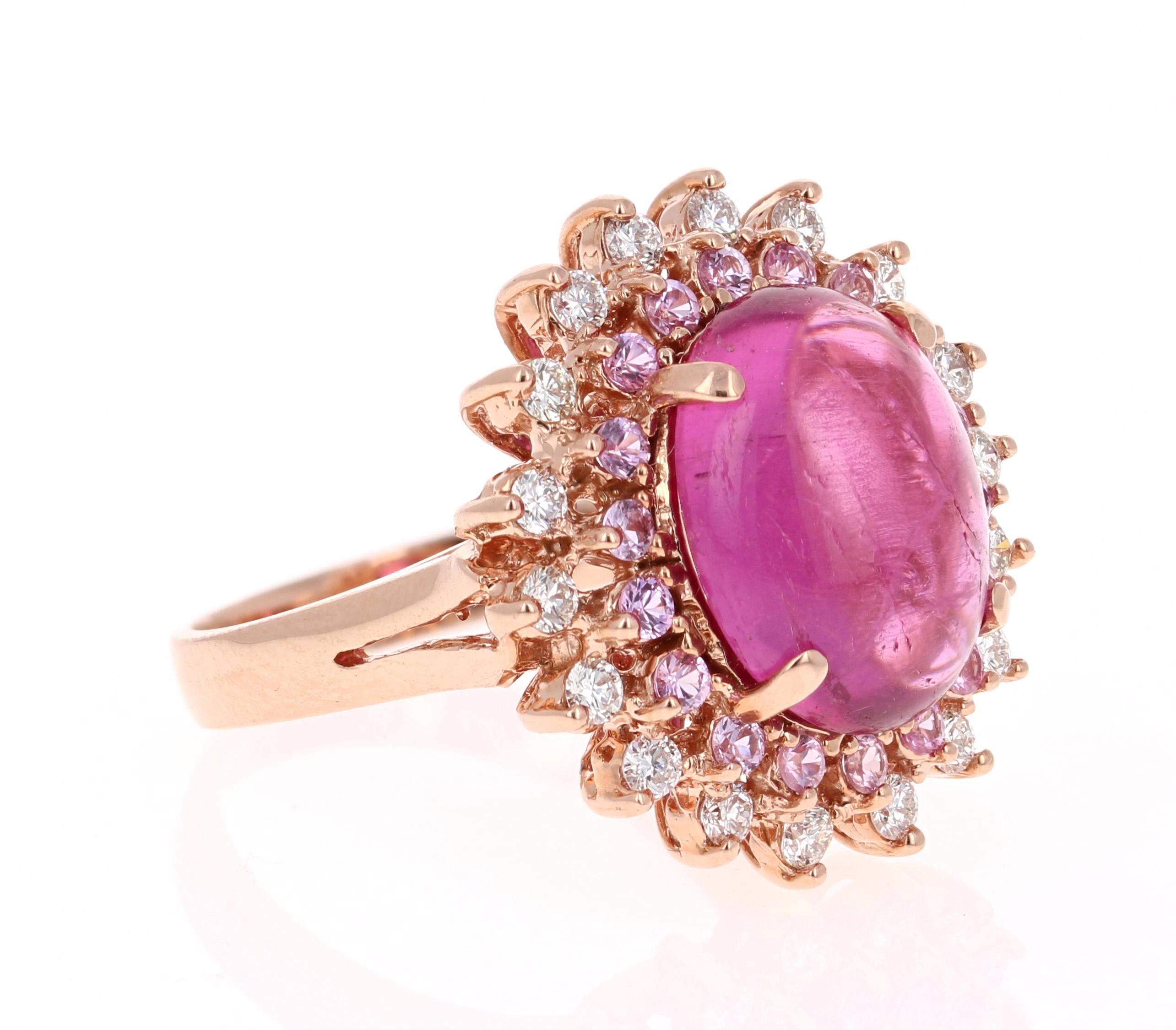 ¡El anillo más elegante y único para añadir a tu colección! 

Esta belleza tiene un gran cabujón de turmalina rosa de talla ovalada que pesa 6,36 quilates. Está adornada con 18 zafiros rosas de 0,54 quilates y 18 diamantes redondos de 0,52 quilates.