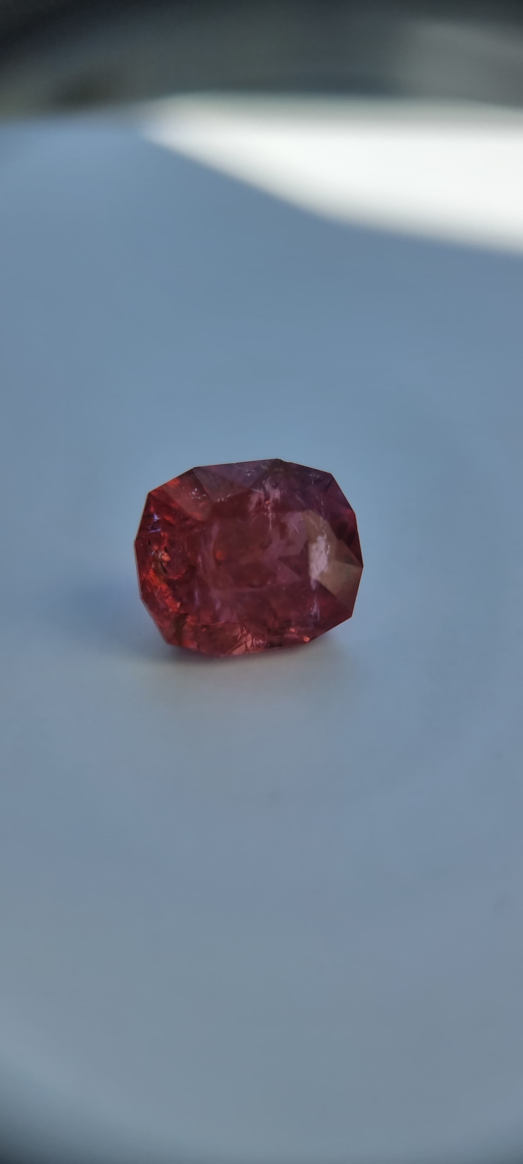 Questa tormalina rosa da 7,42 carati è davvero splendida. Il colore è un rosa intenso e ricco con piccoli accenni di lampone: non è la solita pietra rosa. È tagliato a forma di cuscino, circa 12,2 mm per 10,4 mm, che dà la sensazione di essere