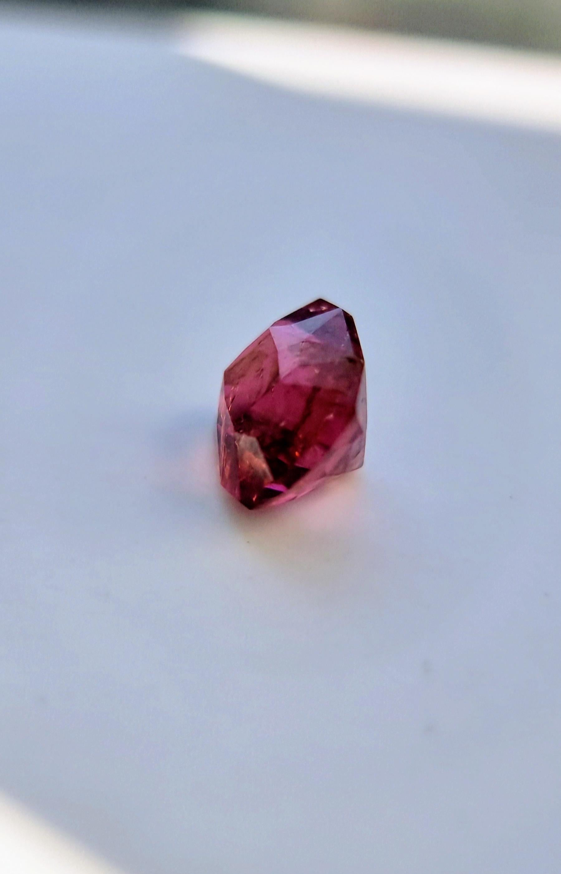 Moderno Gemma di tormalina rosa 7,42ct in vendita