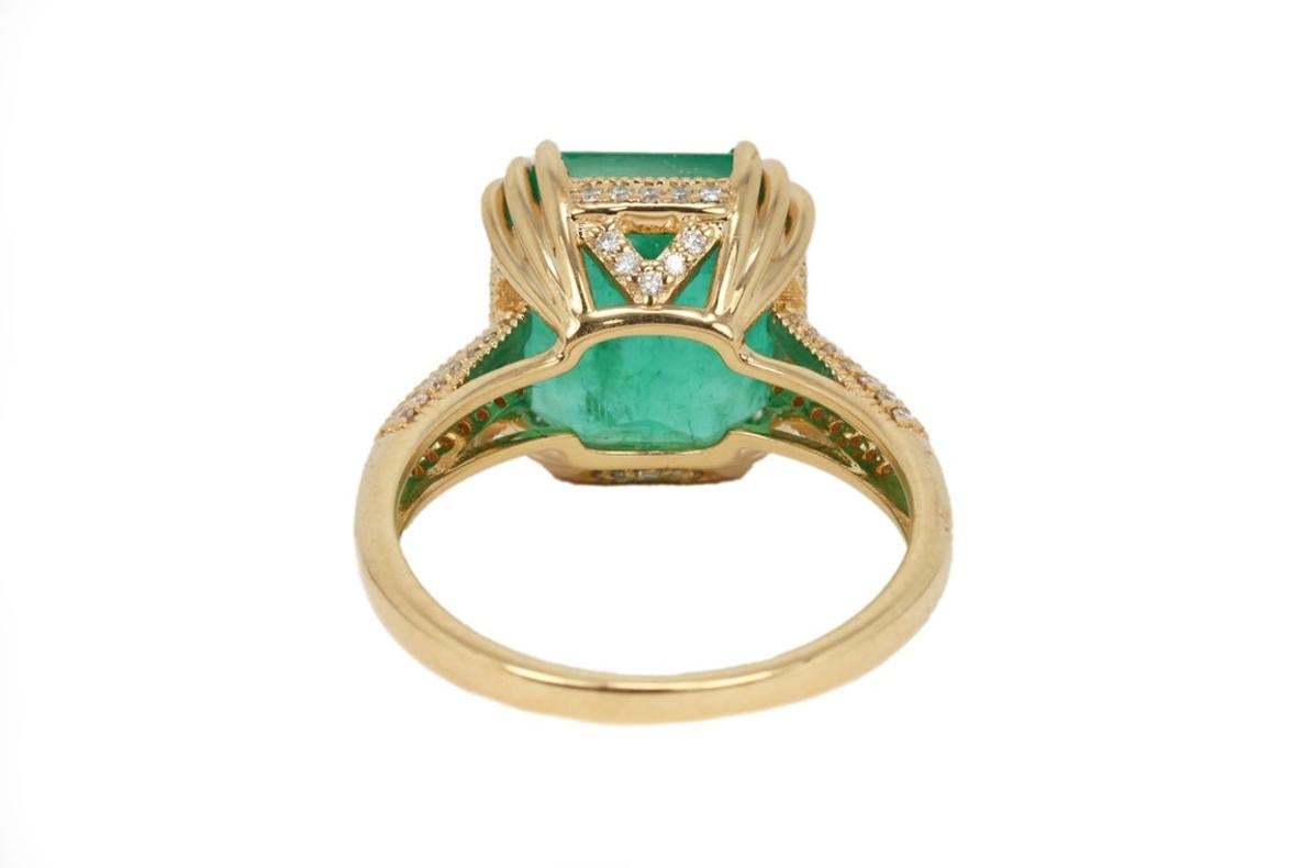 Moderne 7.42tcw 18K Colombian Emerald & Diamond Accent Statement Ring (bague de déclaration) en vente