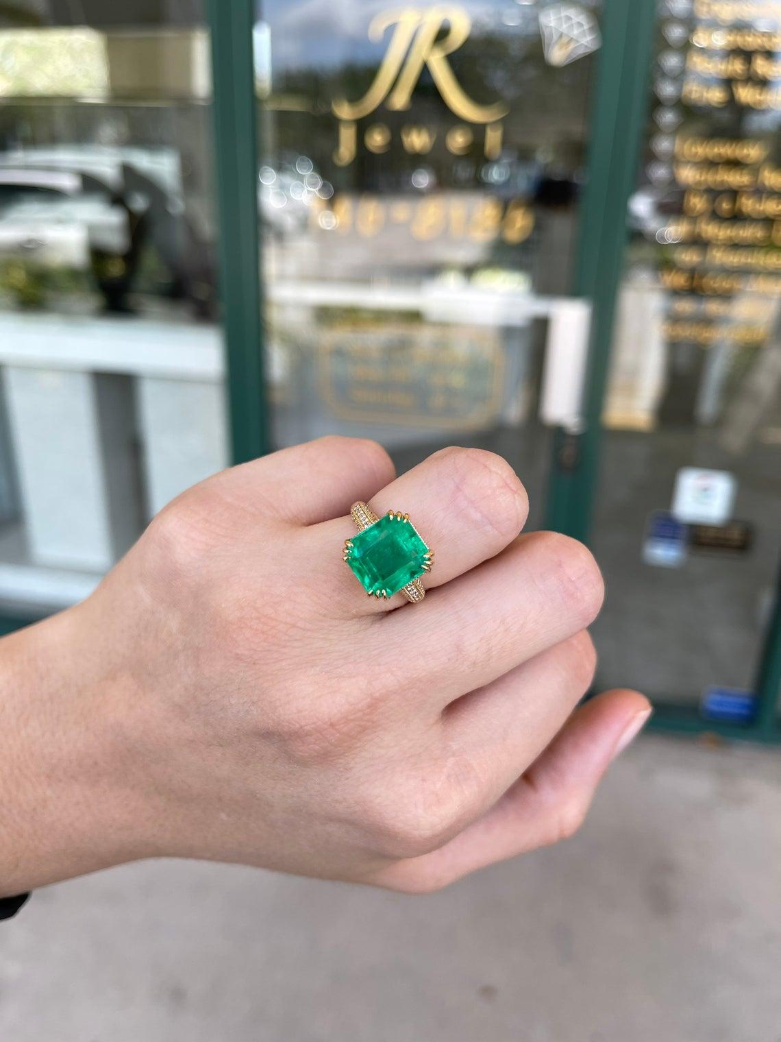 Taille émeraude 7.42tcw 18K Colombian Emerald & Diamond Accent Statement Ring (bague de déclaration) en vente