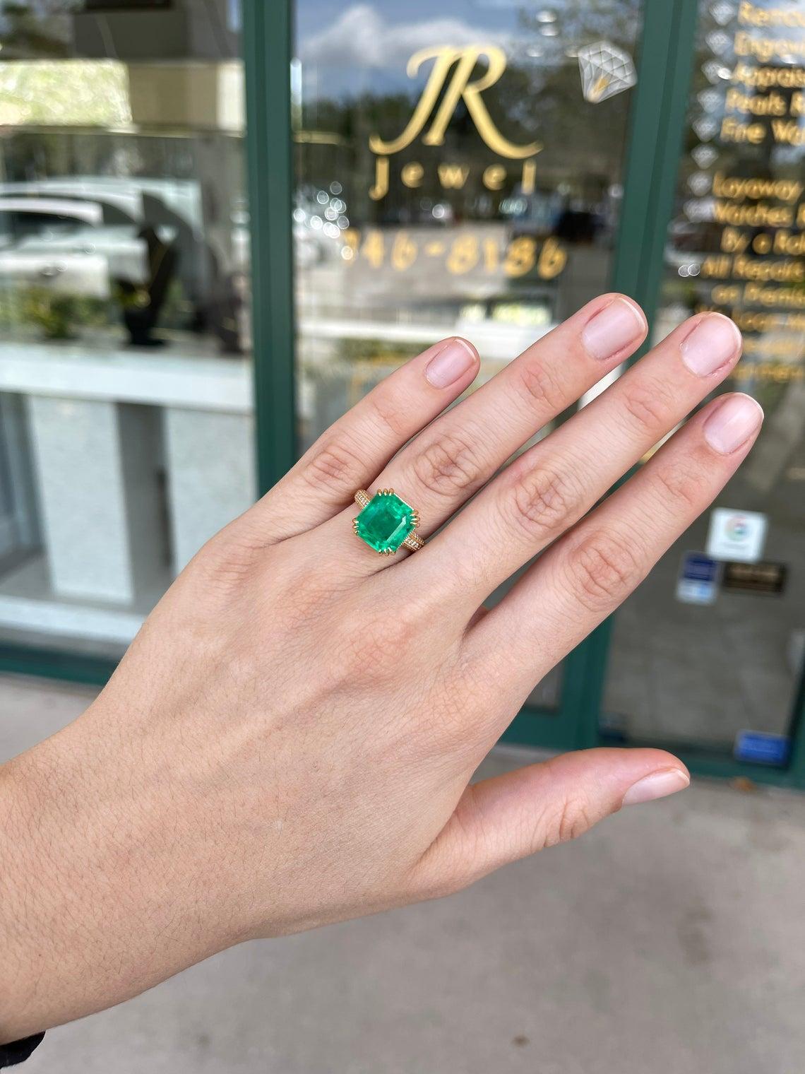 7.42tcw 18K Colombian Emerald & Diamond Accent Statement Ring (bague de déclaration) Neuf - En vente à Jupiter, FL
