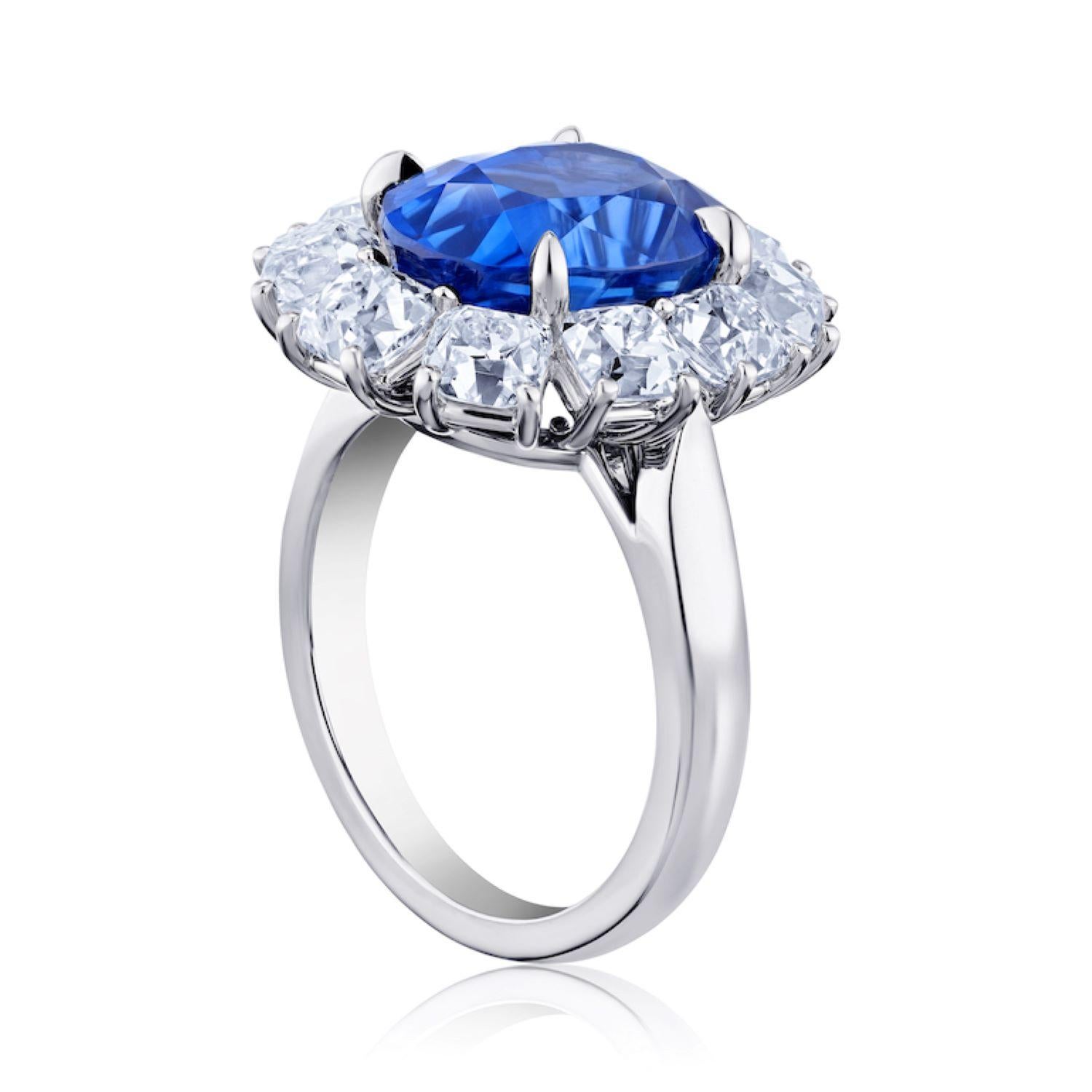 Ovaler blauer Saphir von 7,43 Karat mit zehn Old-Miner-Diamanten von 4,10 Karat, gefasst in einem Platinring