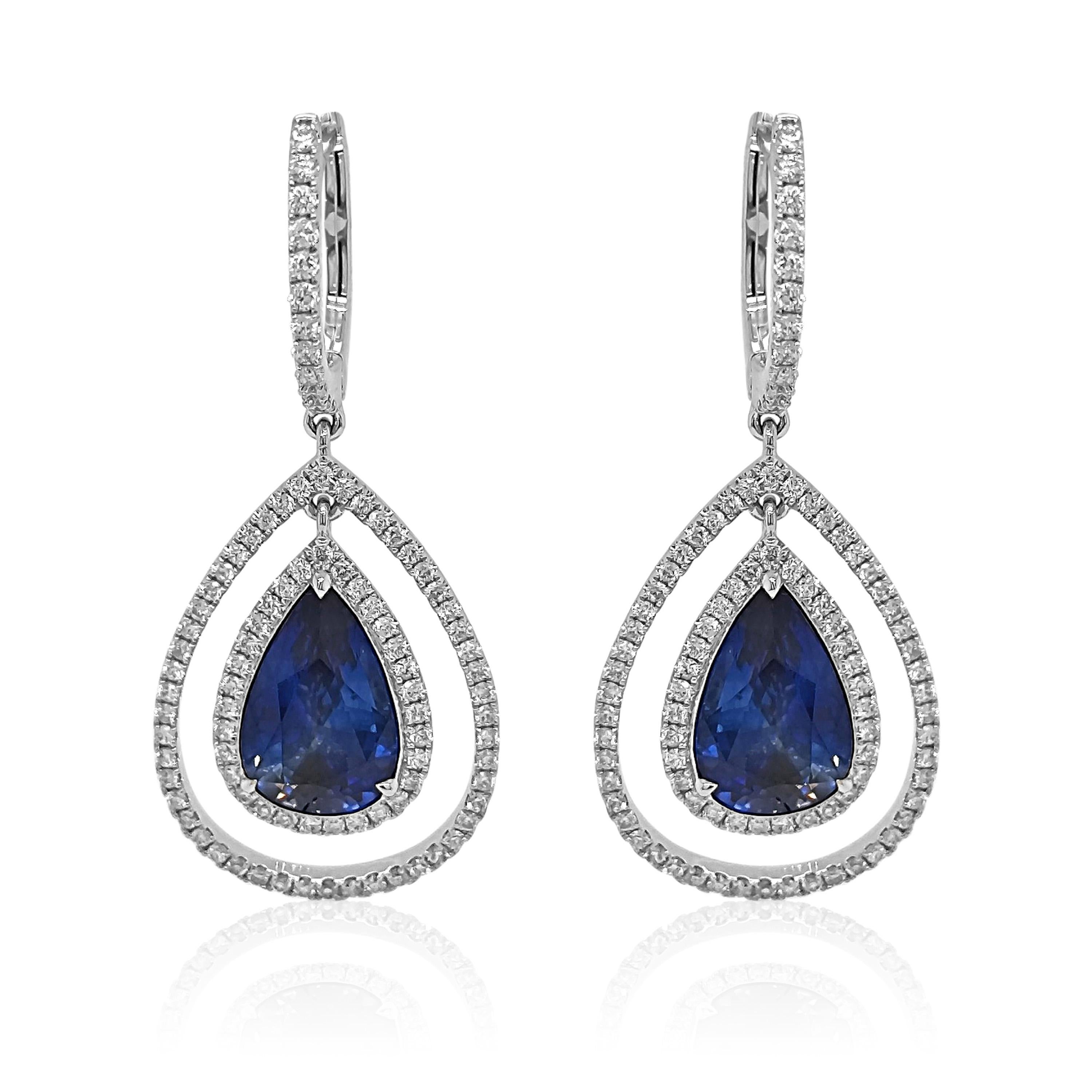 2 Gema de zafiro: 6,37 quilates
162 Diamantes Blancos Redondos: 0,82 Quilates
24 Diamantes Blancos Redondos: 0,24 Quilates
Metal: Oro blanco de 18 quilates, 9,90 gramos
