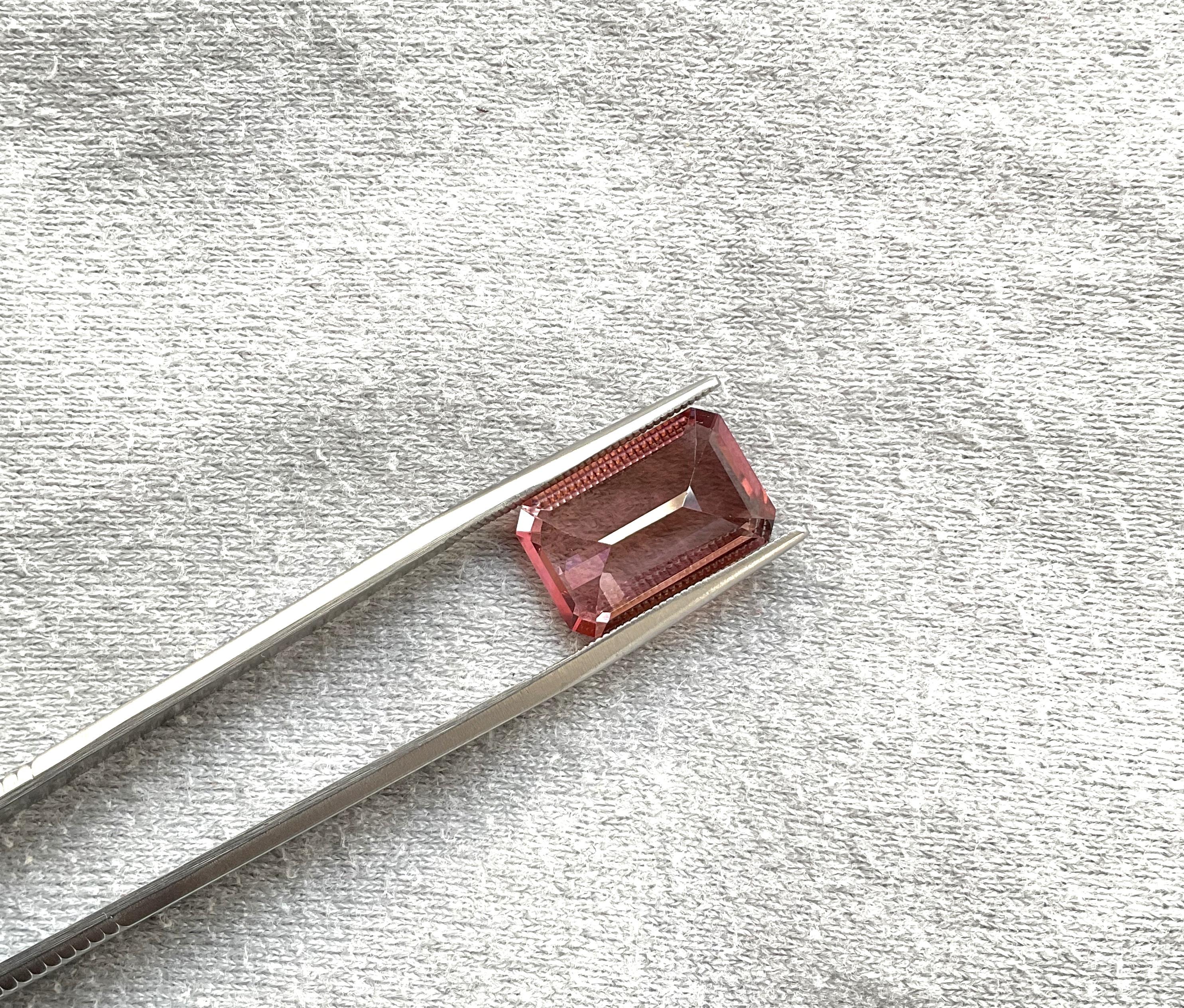 Pierre précieuse naturelle de taille octogonale à facettes en tourmaline rose 7,43 carats, nettoyée Unisexe en vente