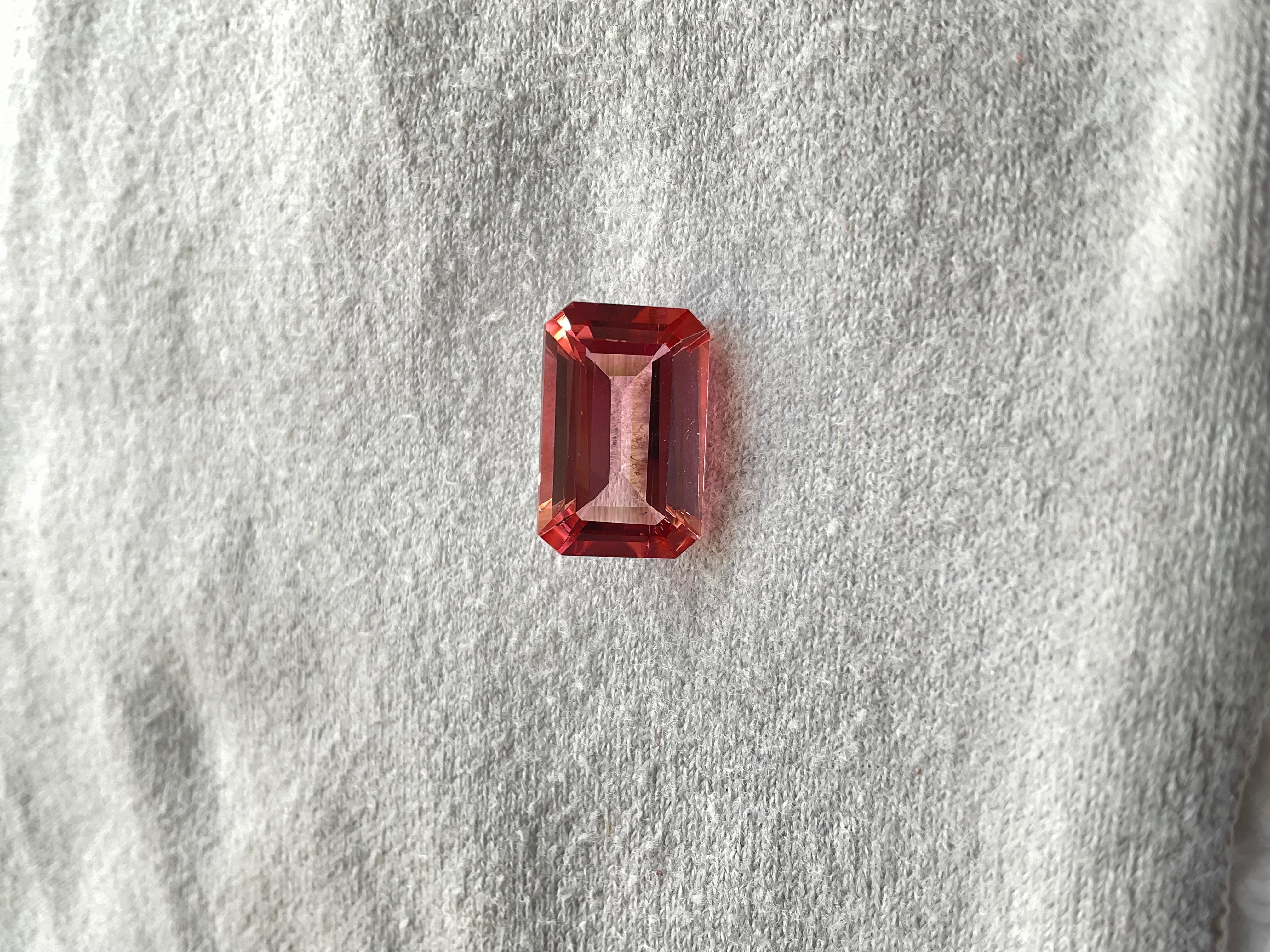 Pierre précieuse naturelle de taille octogonale à facettes en tourmaline rose 7,43 carats, nettoyée en vente 1