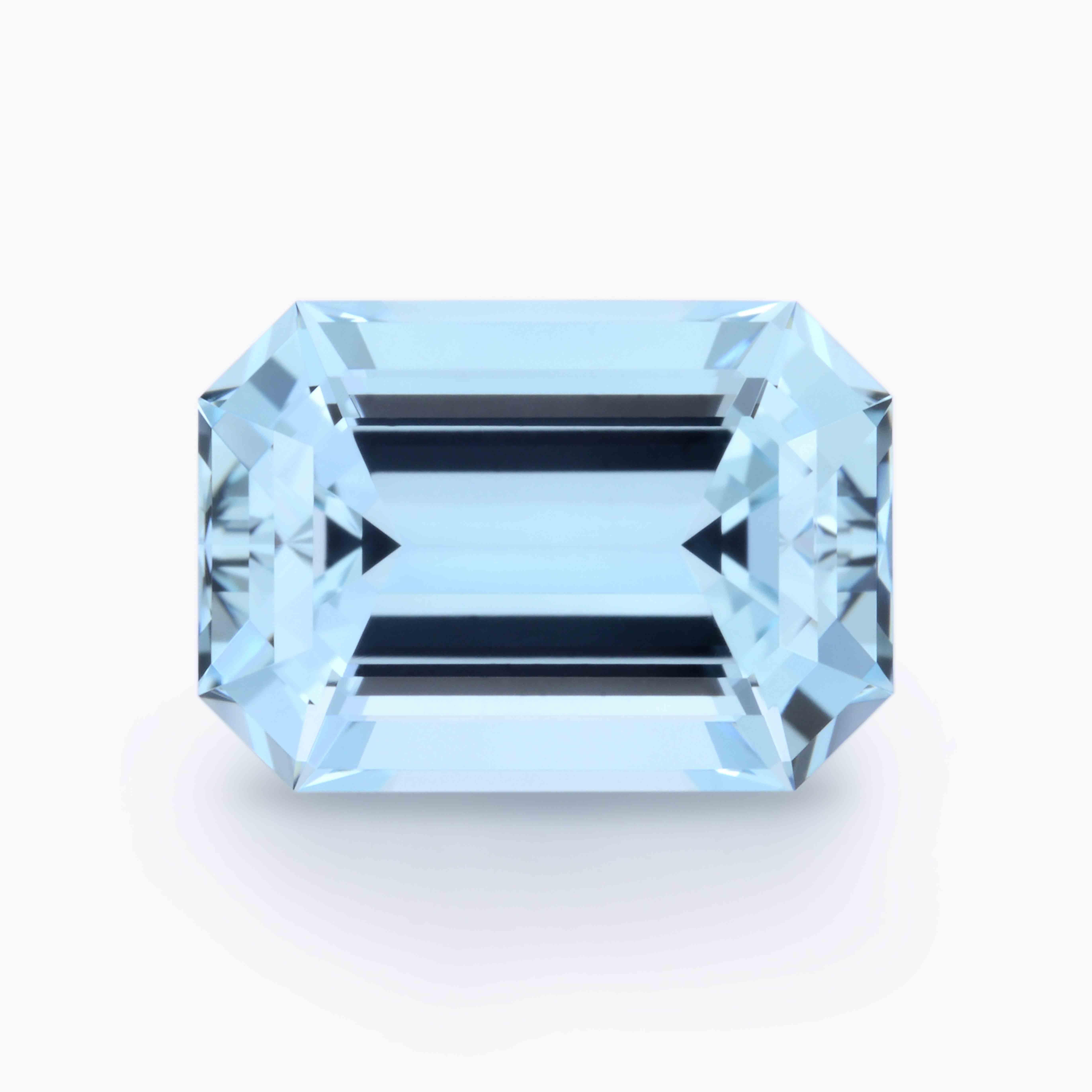 Aguamarina talla esmeralda de 7,43 quilates: Piedra preciosa de lujo para creaciones de joyería personalizadas Corte esmeralda en venta
