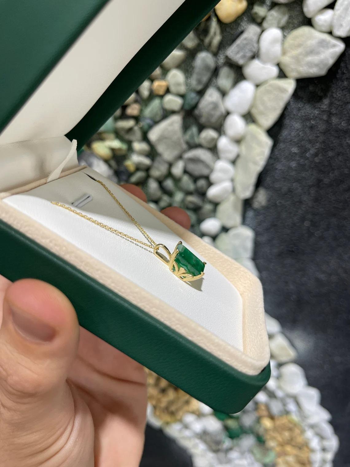 7,43 Karat 14K natürlicher großer dunkelgrüner Solitär-Blumenanhänger mit Smaragdschliff im Smaragdschliff Damen im Angebot