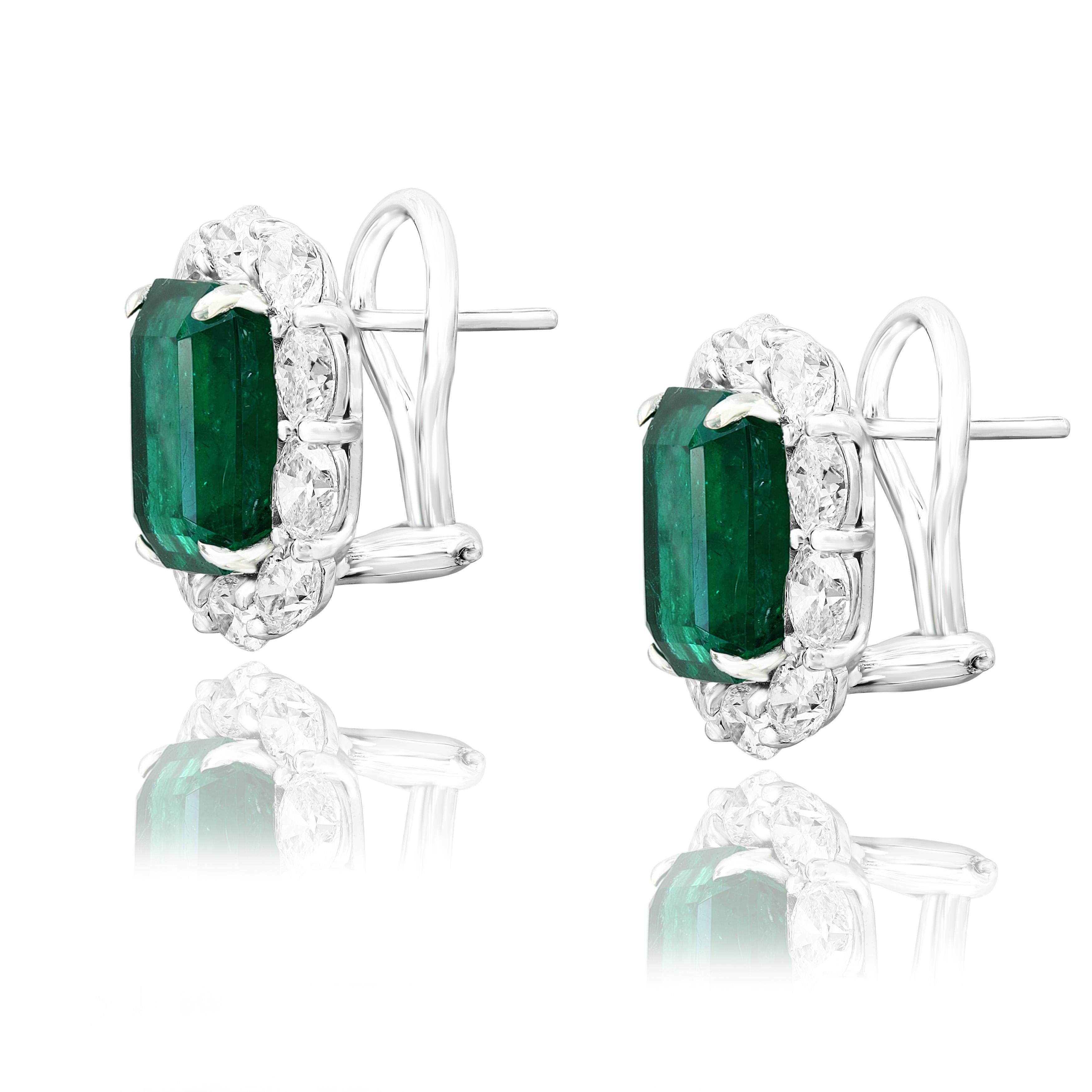 7,44 Karat Smaragd im Smaragdschliff und Diamant-Halo-Ohrring aus 18 Karat Weißgold (Moderne) im Angebot